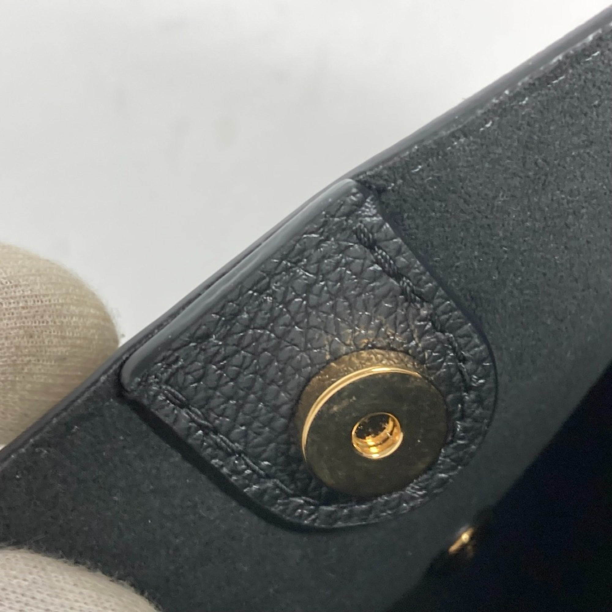 Louis Vuitton Black Leather Shoulder Bag (Pre-Owned)
