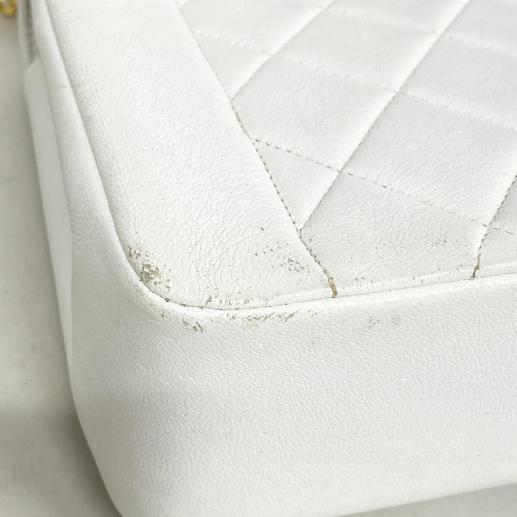 Chanel White Leather Shoulder Bag (Pre-Owned)