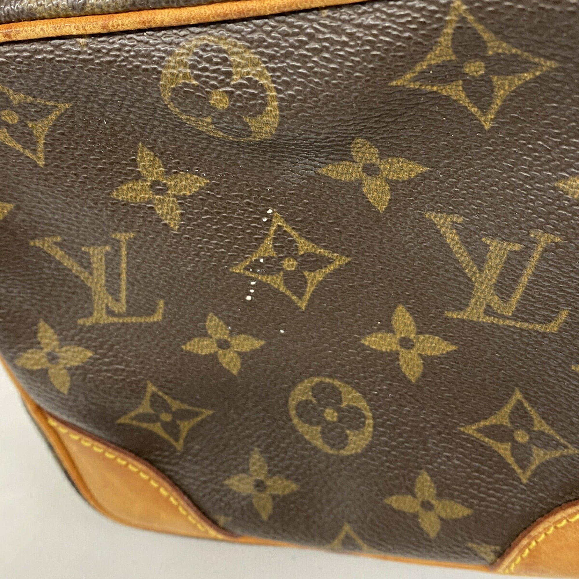 Louis Vuitton Brown Shoulder Bag (Pre-Owned)