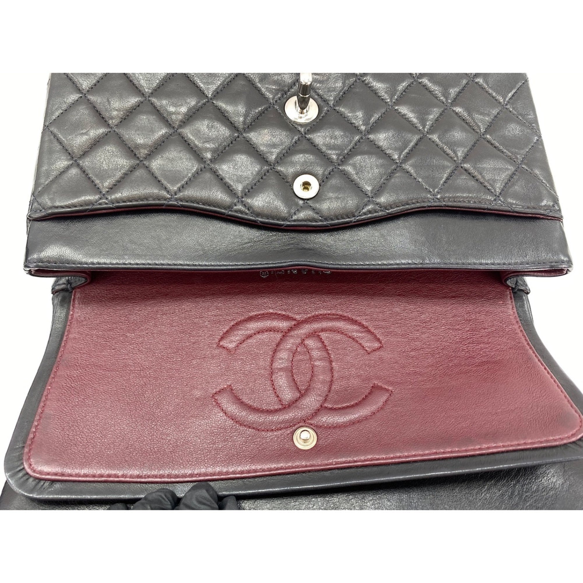Chanel Black Shoulder Bag (Pre-Owned)