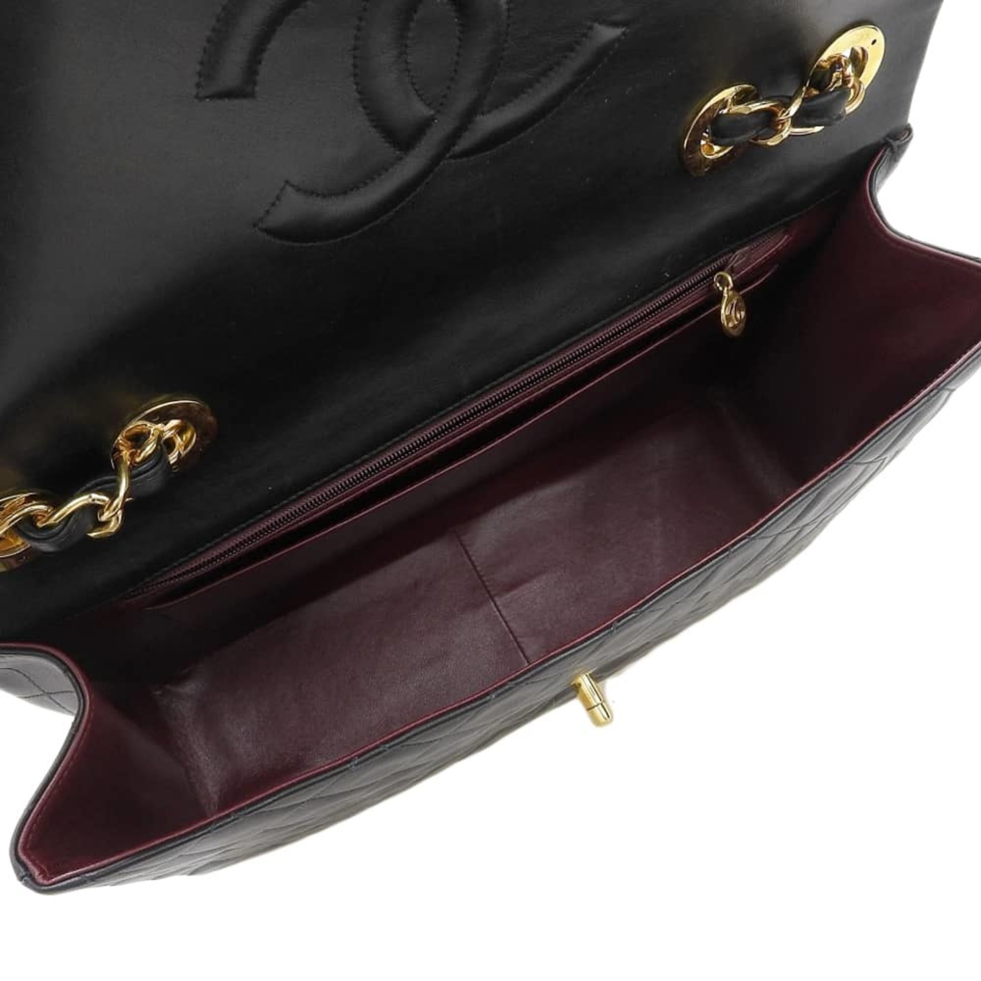 Chanel Matelasse Black Leather Shoulder Bag (Pre-Owned)