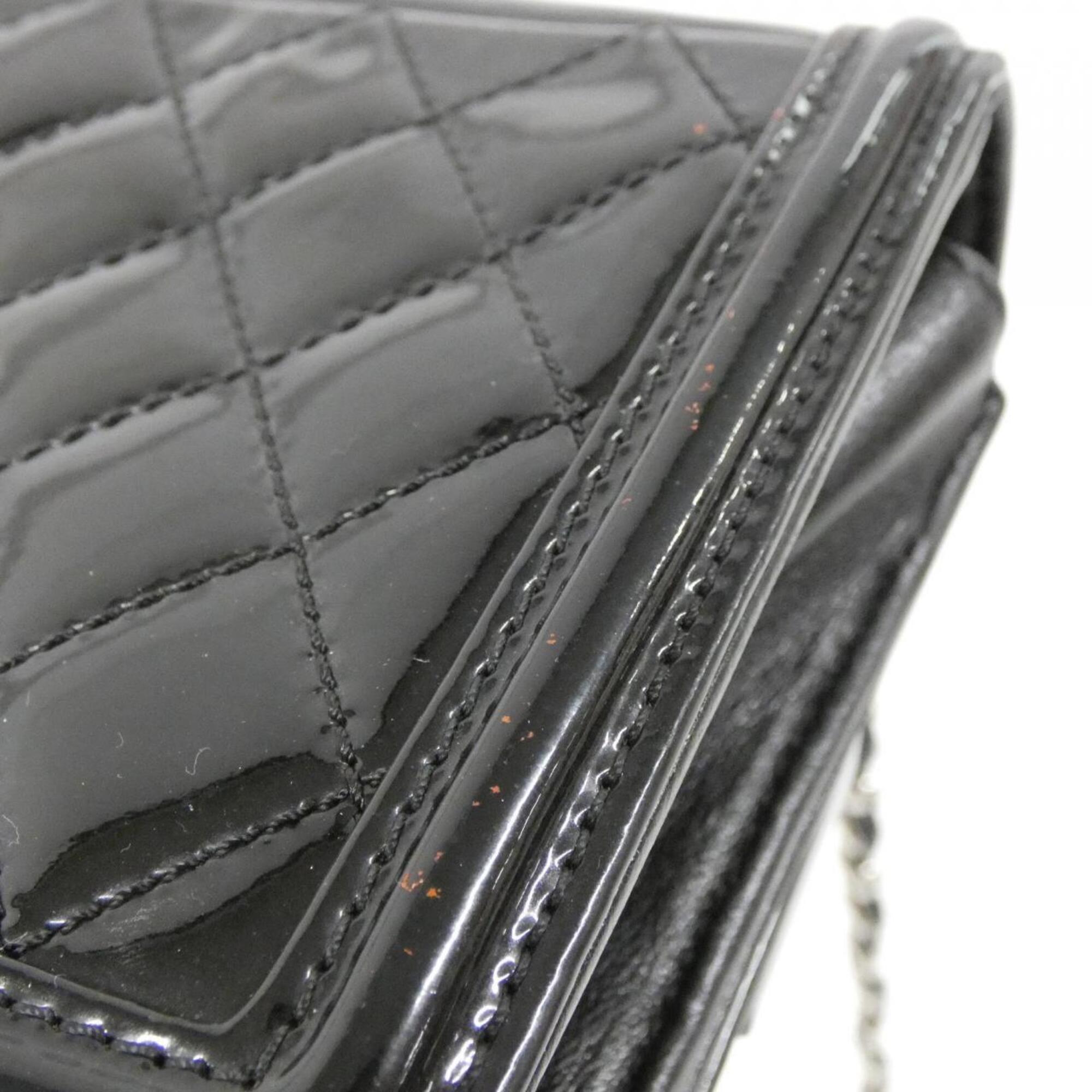 Chanel Black White Leather Shoulder Bag (Pre-Owned)