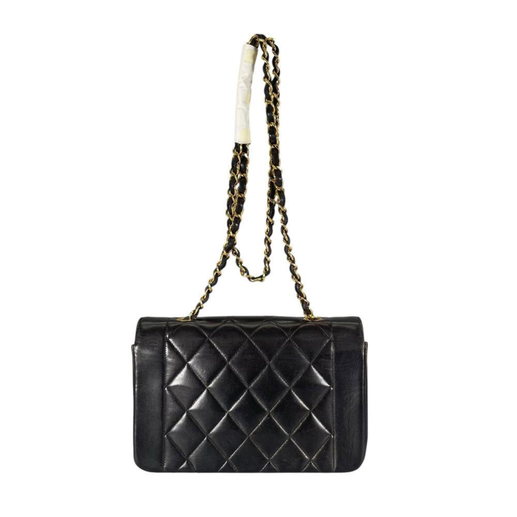 Chanel Black Leather Shoulder Bag (Pre-Owned)