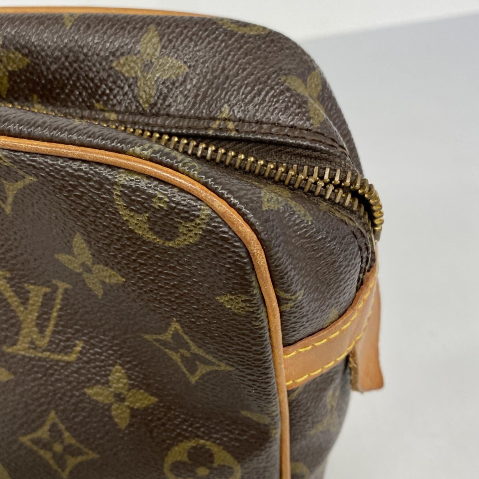 Louis Vuitton Brown Clutch Bag (Pre-Owned)