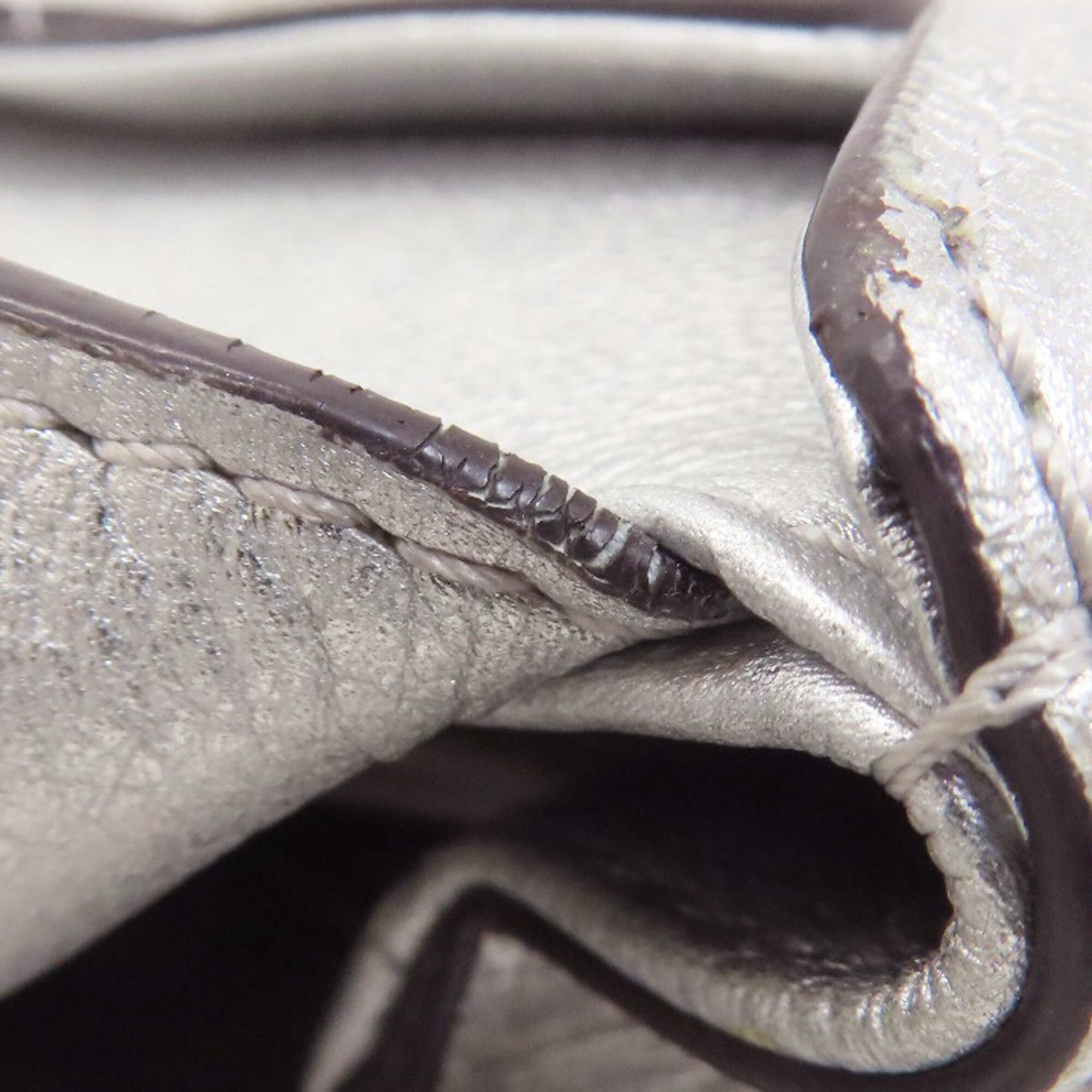 Louis Vuitton Silver Leather Shoulder Bag (Pre-Owned)