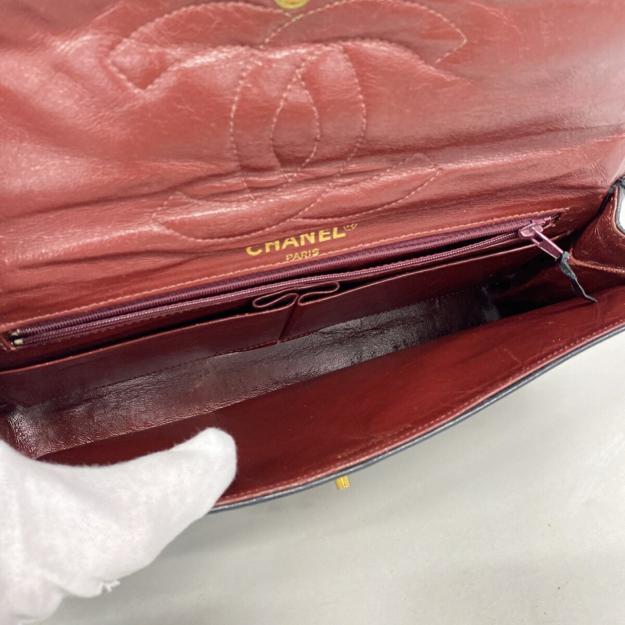 Chanel Black Leather Shoulder Bag (Pre-Owned)