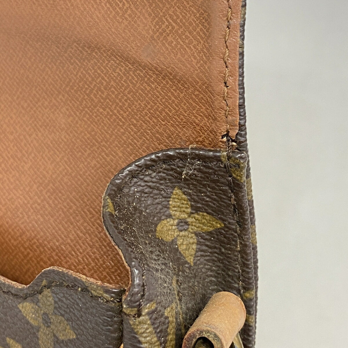 Louis Vuitton Brown Shoulder Bag (Pre-Owned)