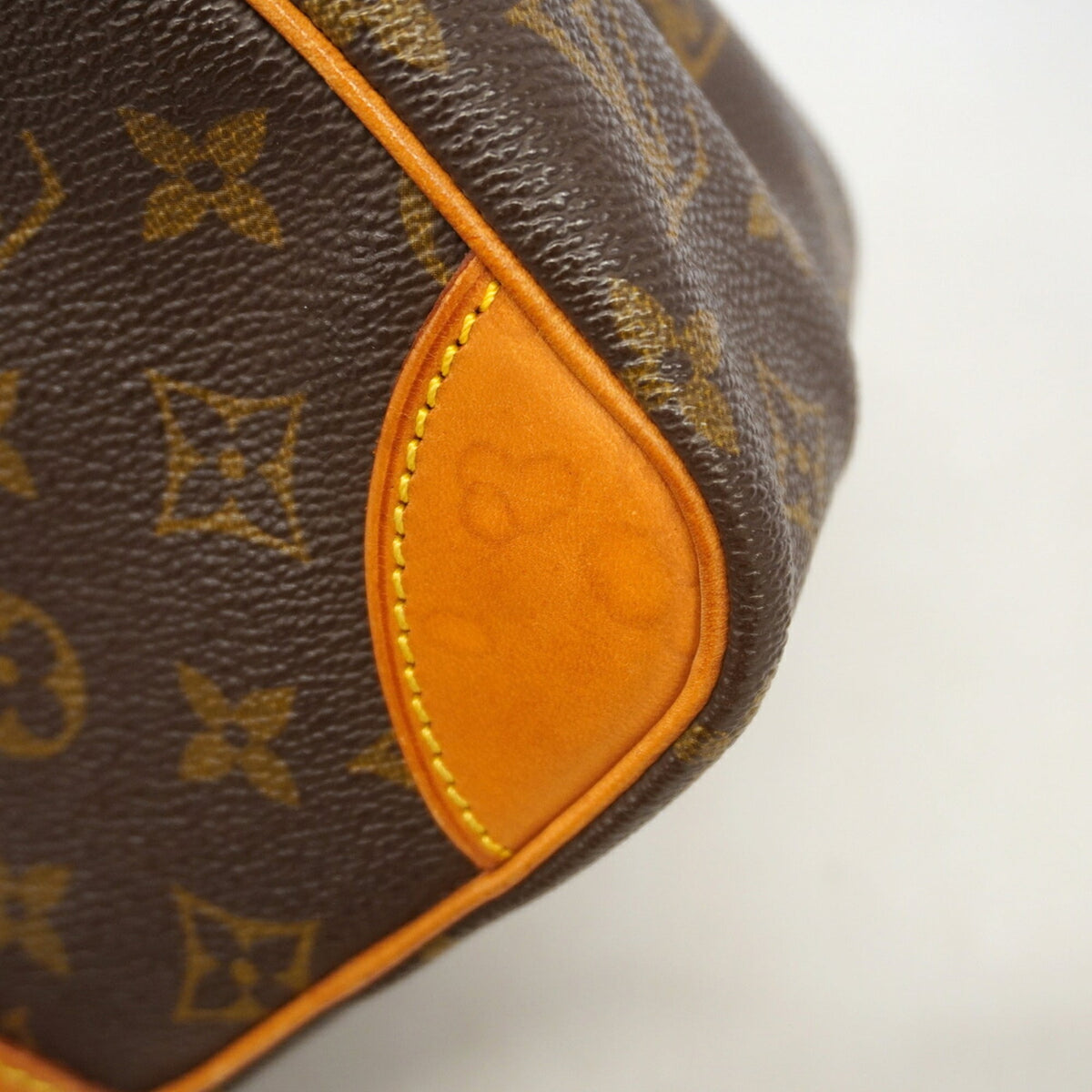 Louis Vuitton Brown Shoulder Bag (Pre-Owned)
