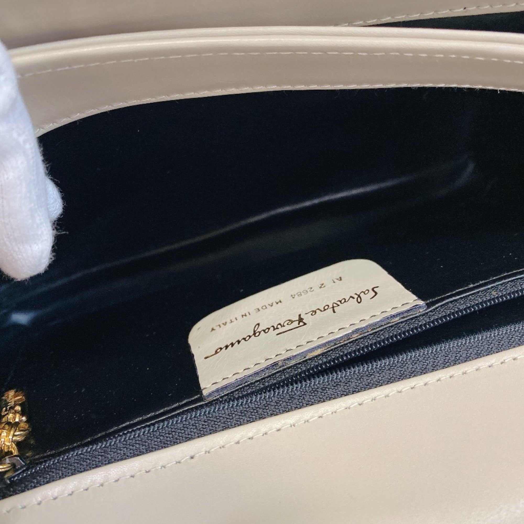 Salvatore Ferragamo Ivory White Leather Shoulder Bag (Pre-Owned)