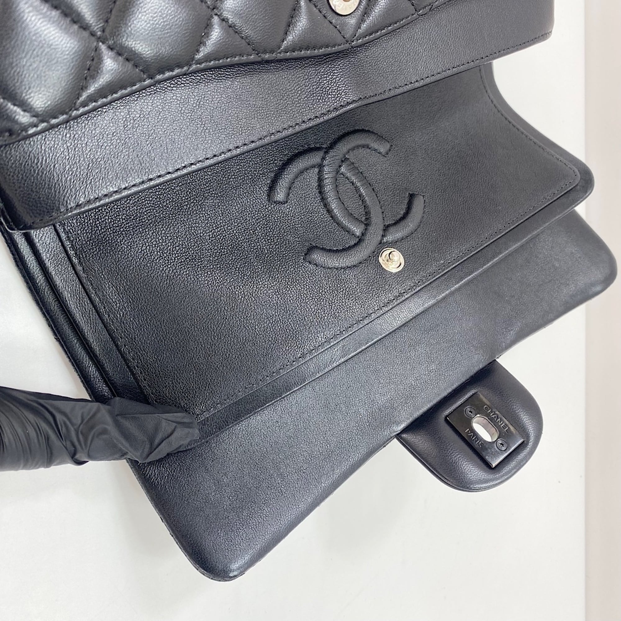 Chanel Black Shoulder Bag (Pre-Owned)
