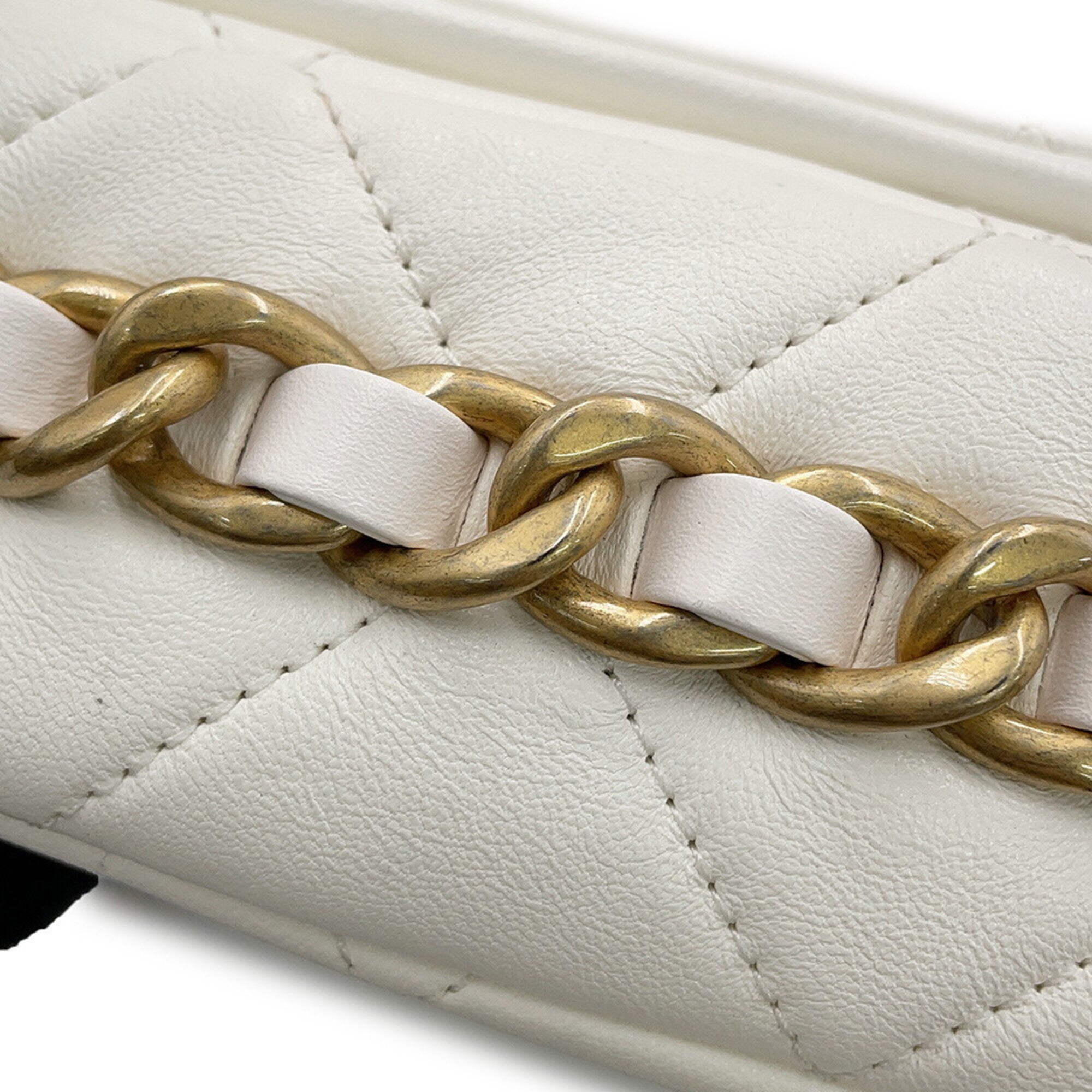Chanel White Leather Shoulder Bag (Pre-Owned)