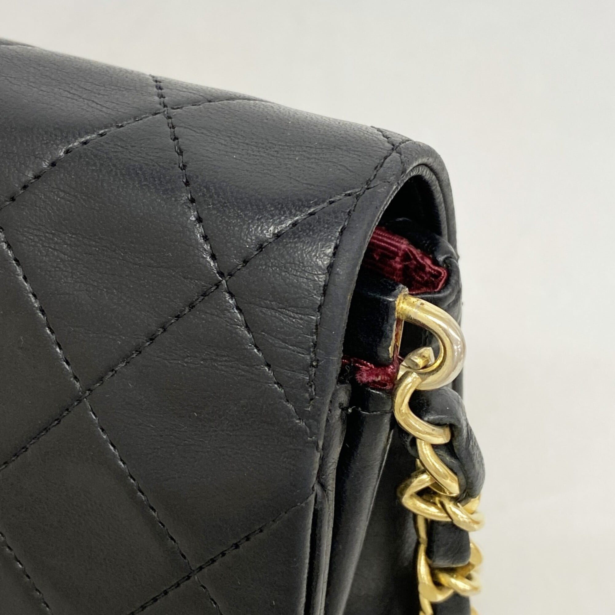 Chanel Black Leather Shoulder Bag (Pre-Owned)