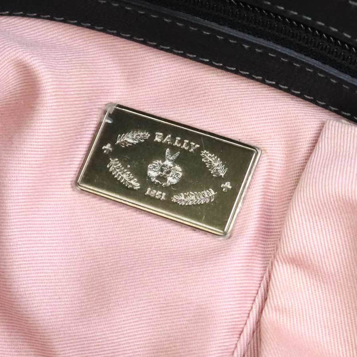 Bally Black Leather Shoulder Bag (Pre-Owned)