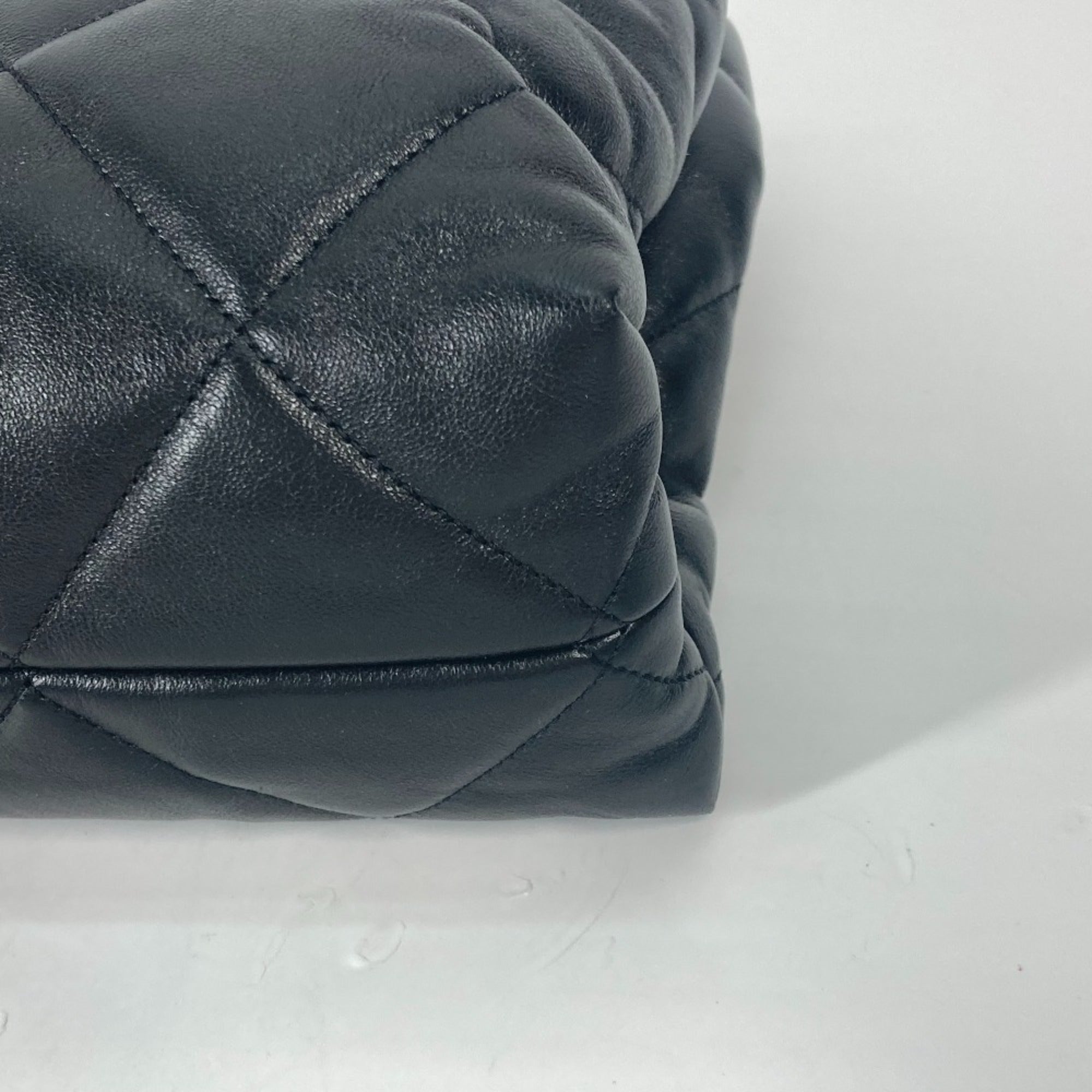 Chanel Black Leather Shoulder Bag (Pre-Owned)