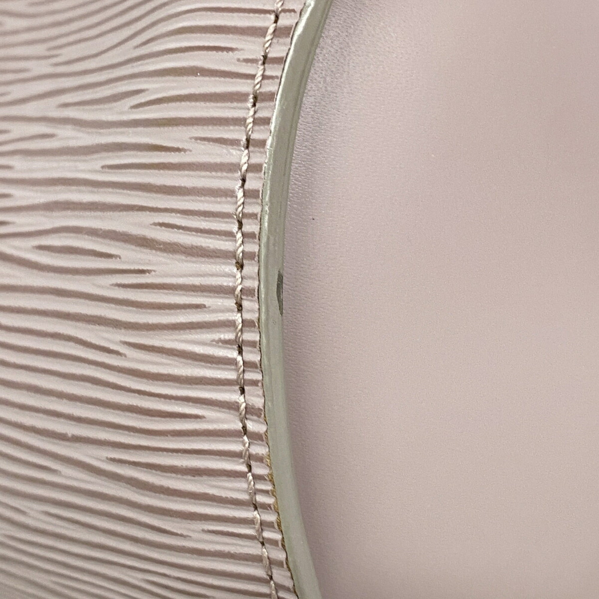 Louis Vuitton Lilac Handbag (Pre-Owned)