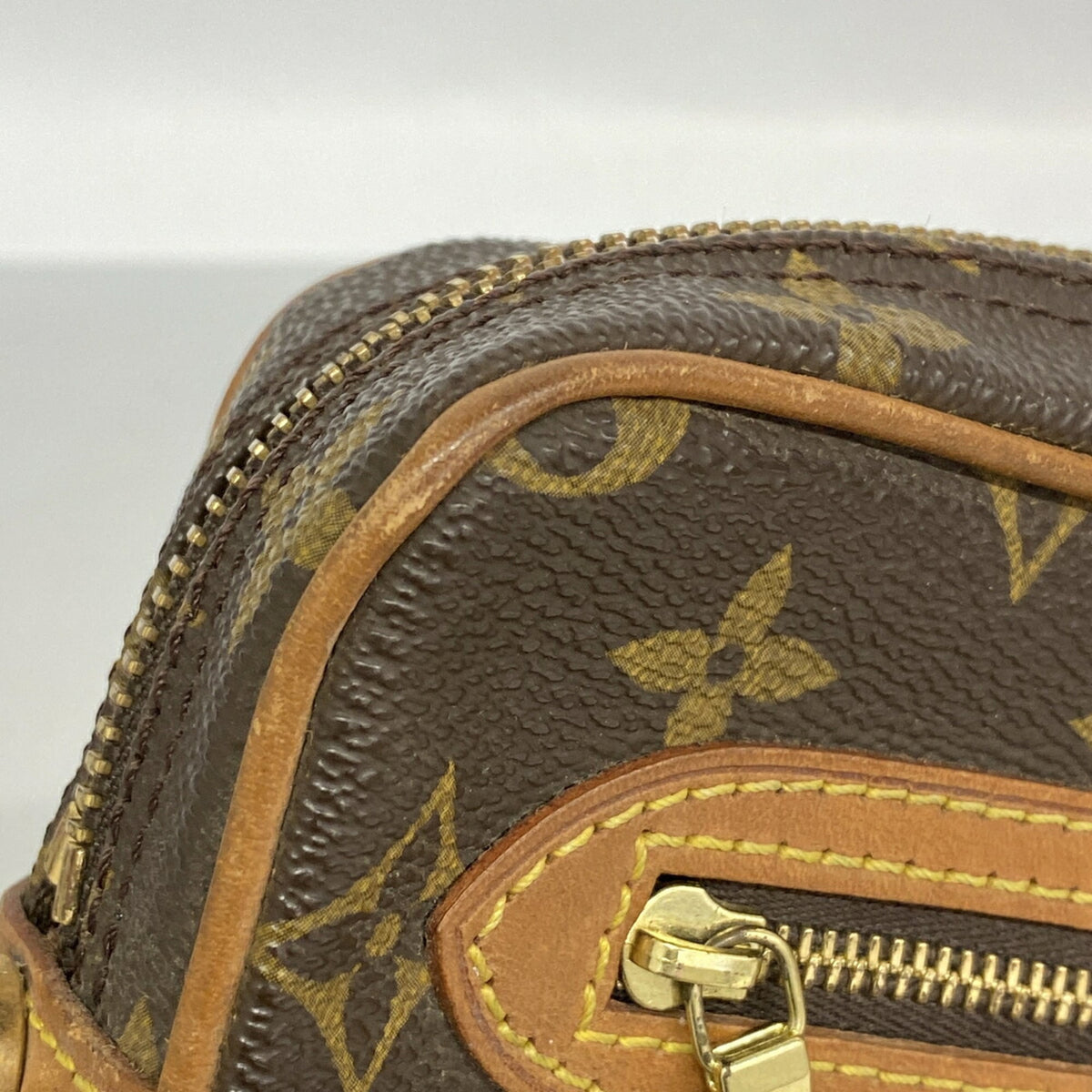 Louis Vuitton Brown Clutch Bag (Pre-Owned)