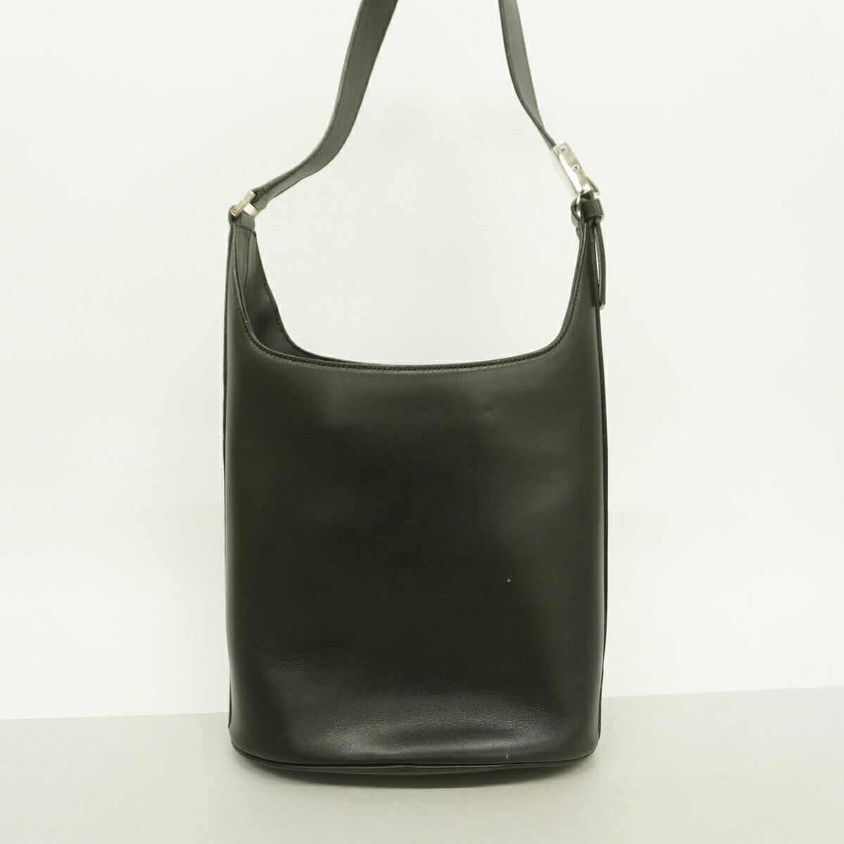 Salvatore Ferragamo Black Leather Shoulder Bag (Pre-Owned)