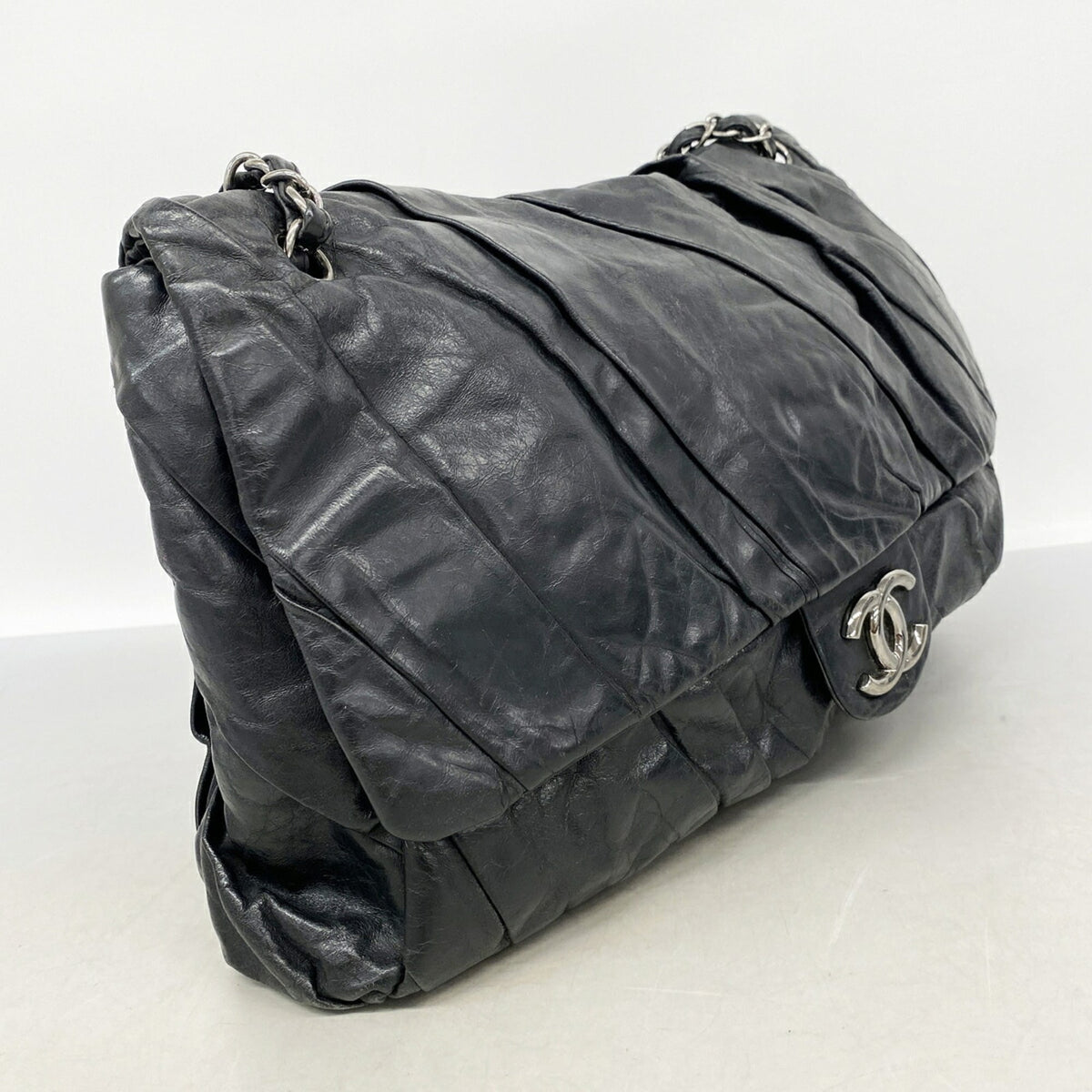 Chanel Black Leather Shoulder Bag (Pre-Owned)