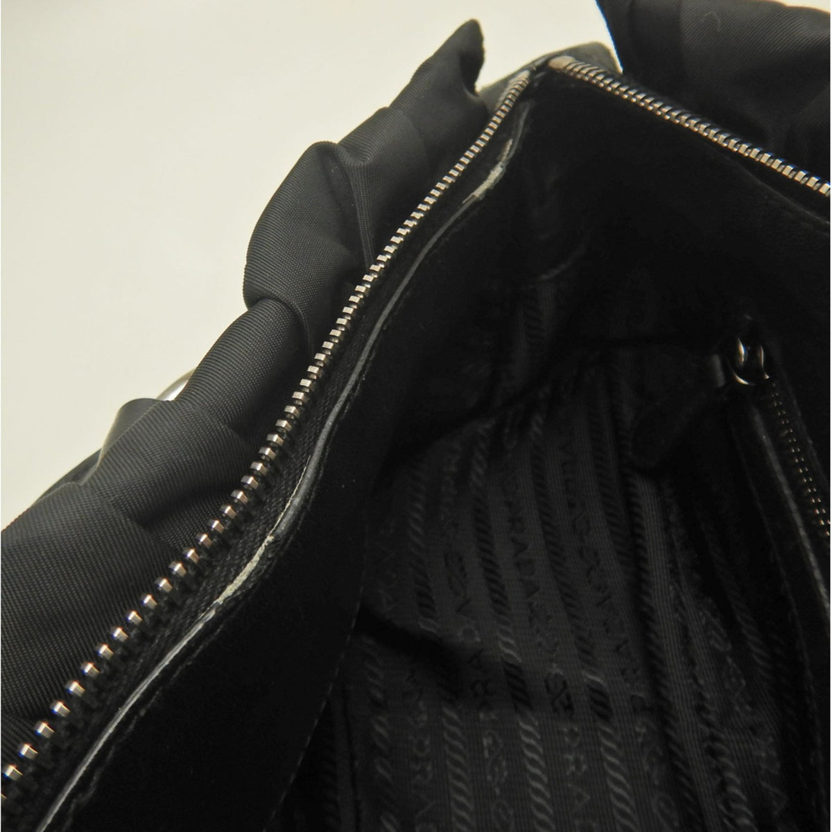 Prada Nero Nylon Handbag (Pre-Owned)