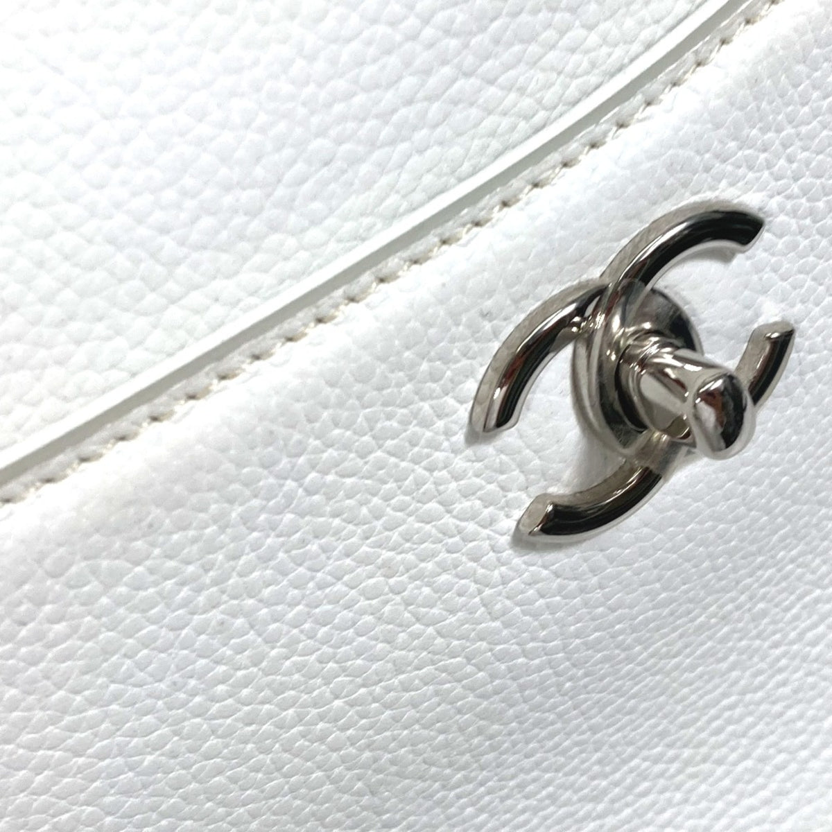 Chanel White Leather Handbag (Pre-Owned)