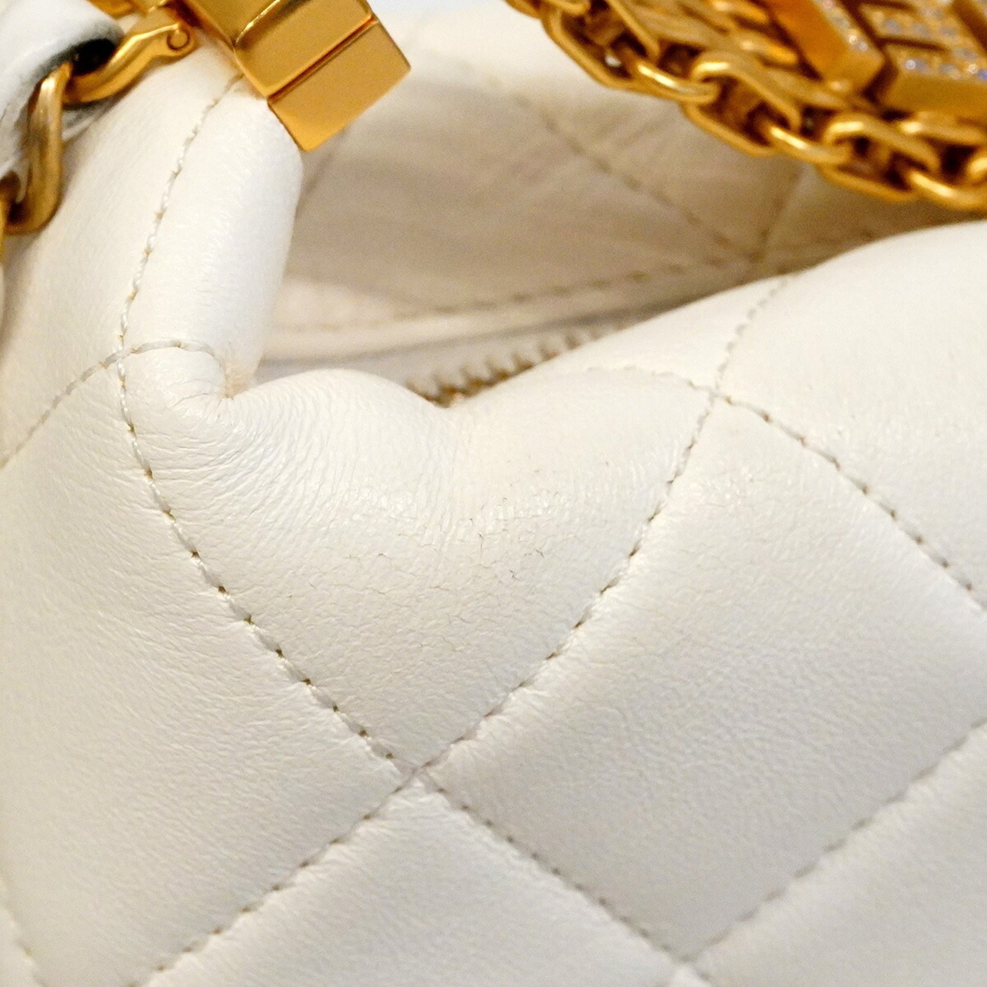 Chanel White Leather Handbag (Pre-Owned)