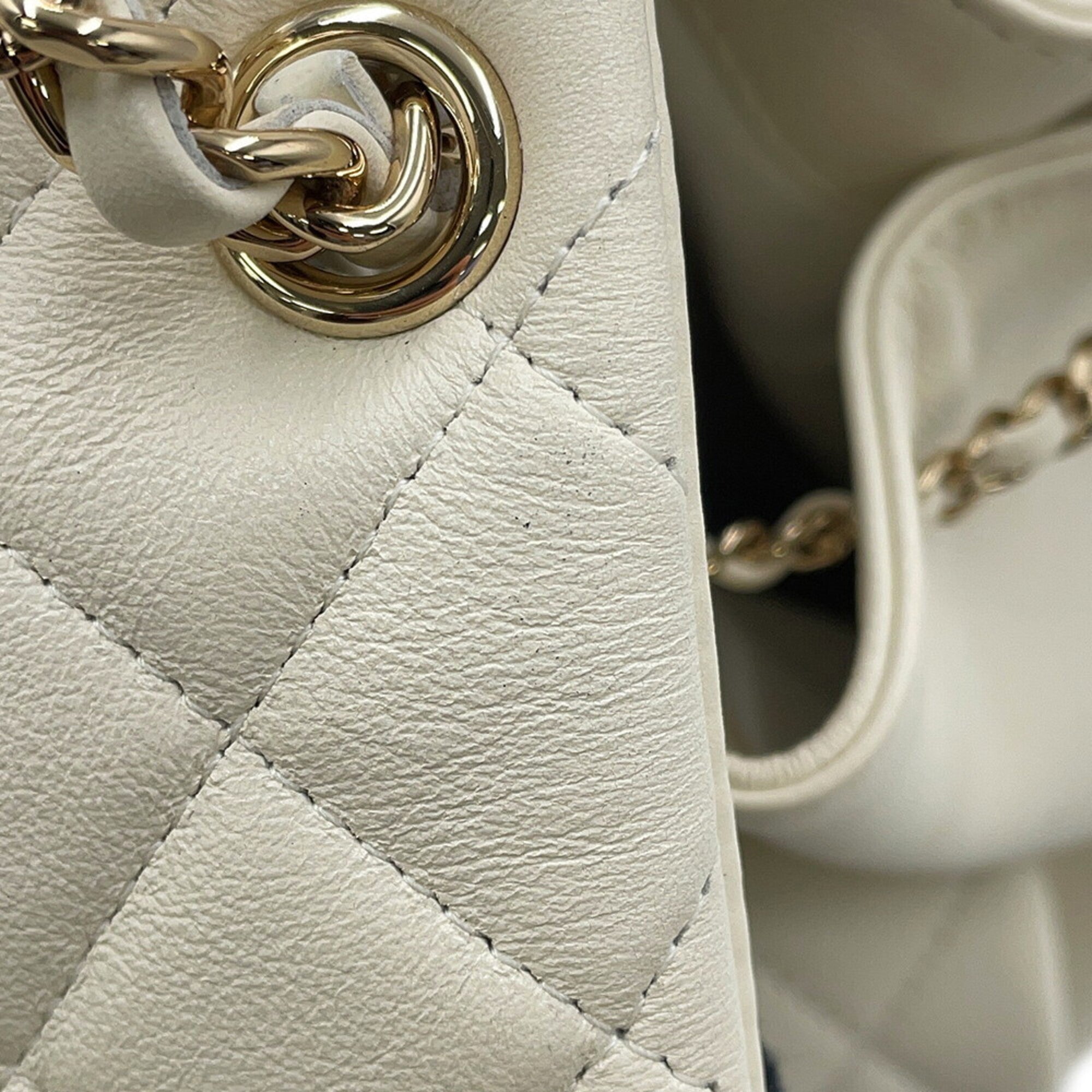 Chanel White Leather Handbag (Pre-Owned)