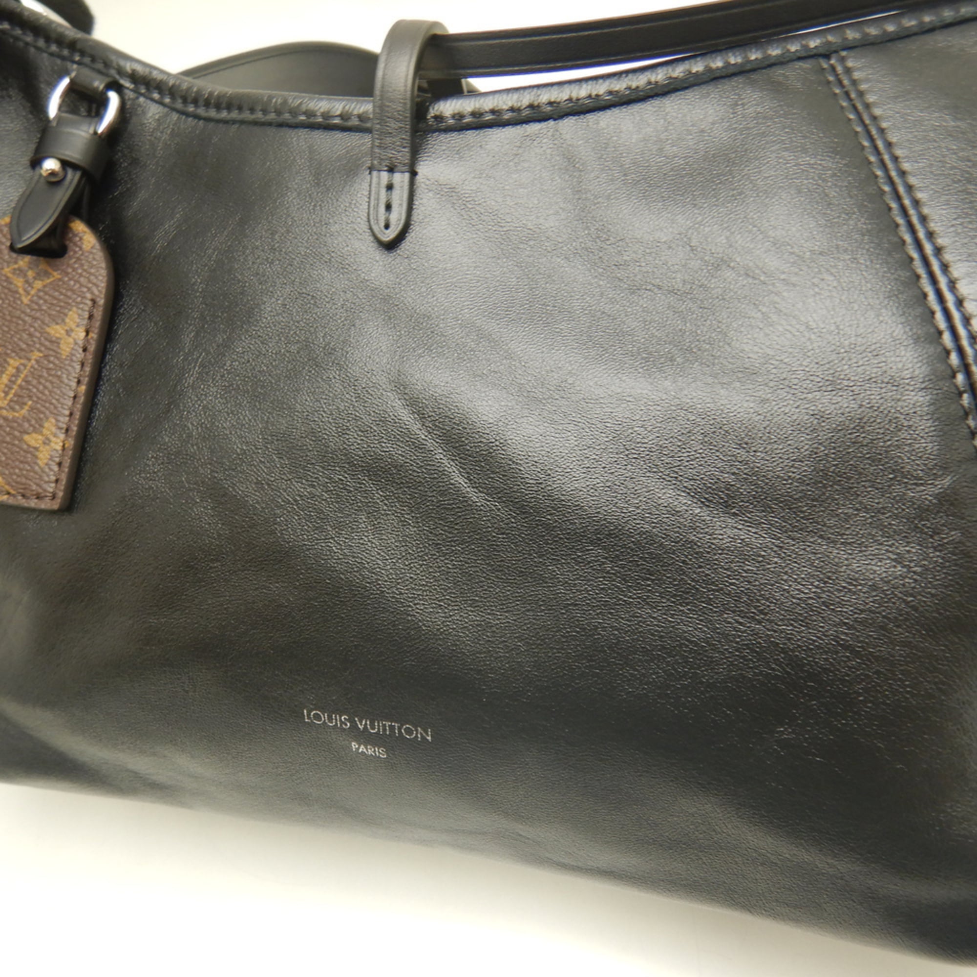 Louis Vuitton Noir Leather Shoulder Bag (Pre-Owned)