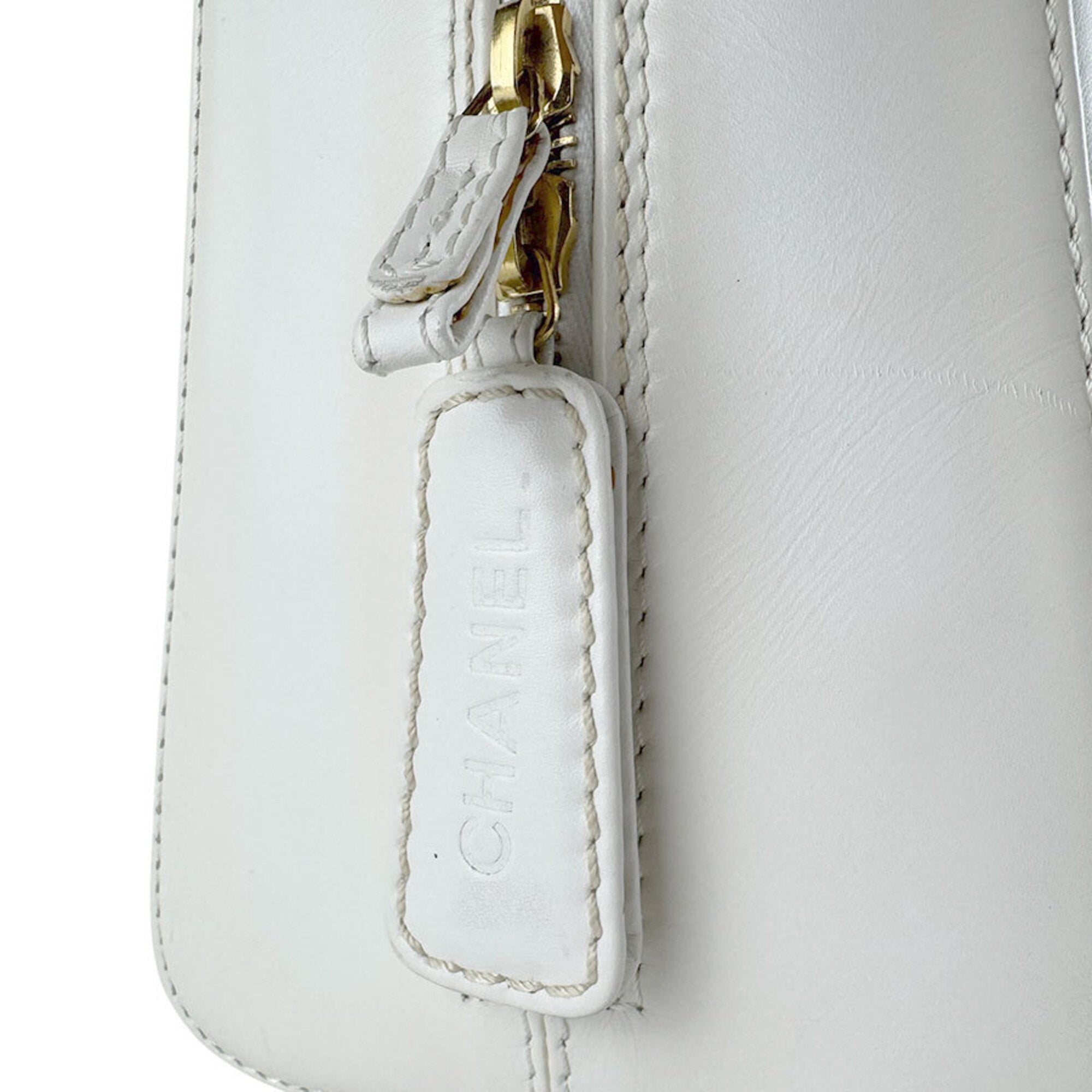 Chanel White Leather Handbag (Pre-Owned)