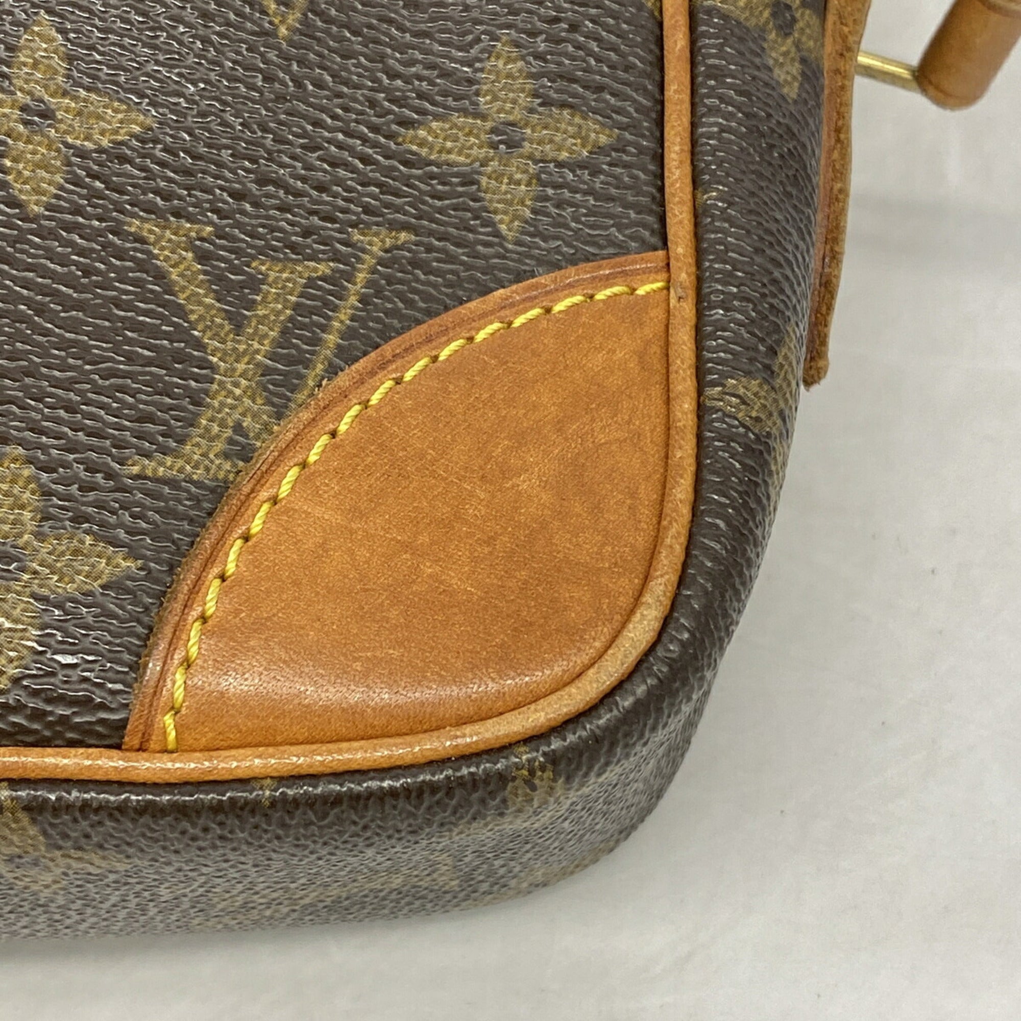 Louis Vuitton Brown Shoulder Bag (Pre-Owned)