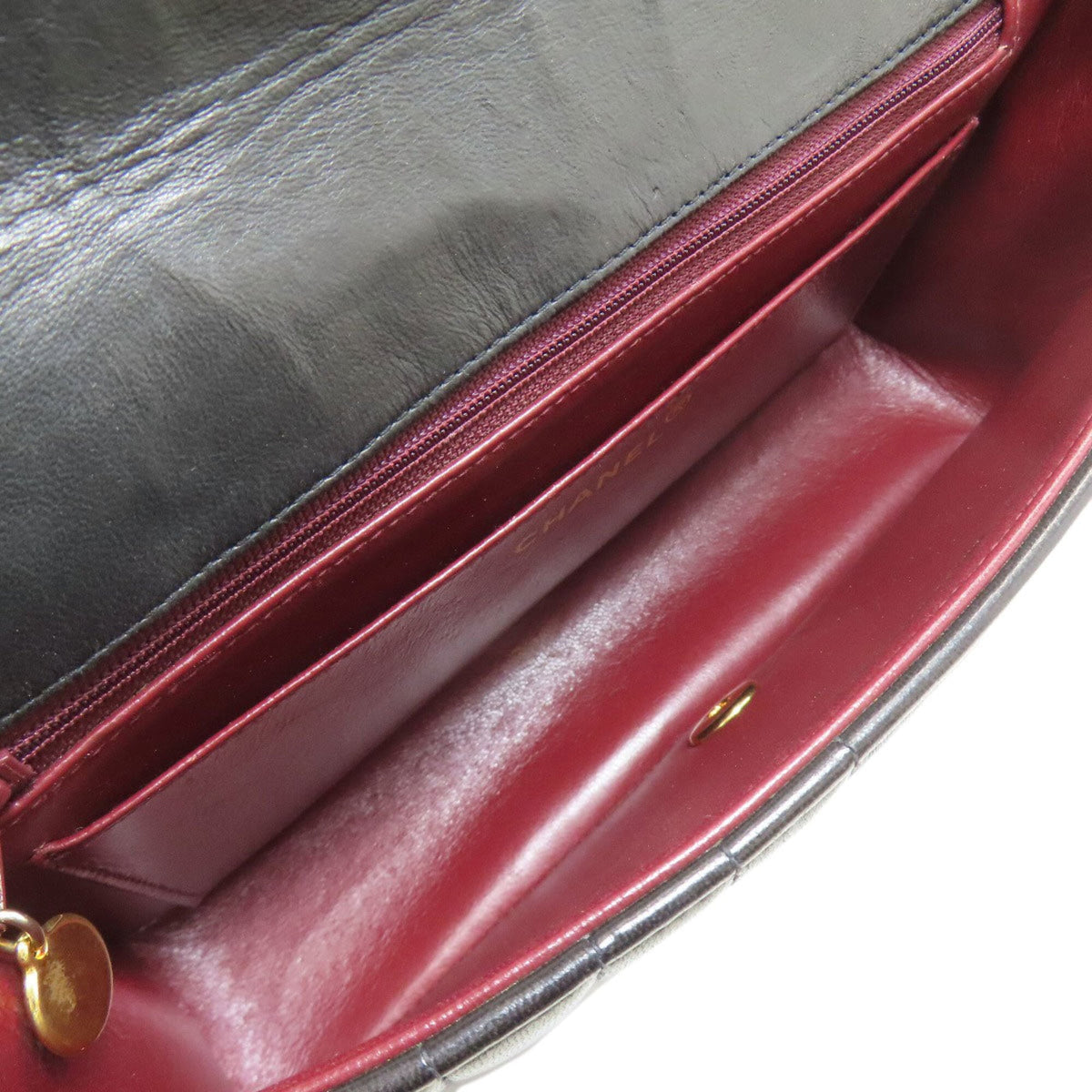 Chanel Black Leather Shoulder Bag (Pre-Owned)
