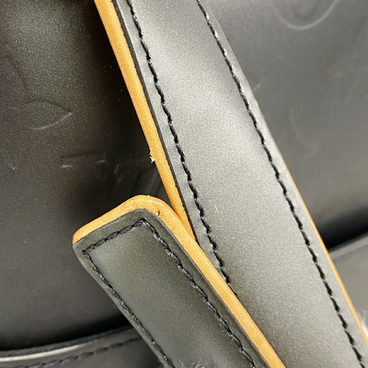 Louis Vuitton Noir Shoulder Bag (Pre-Owned)