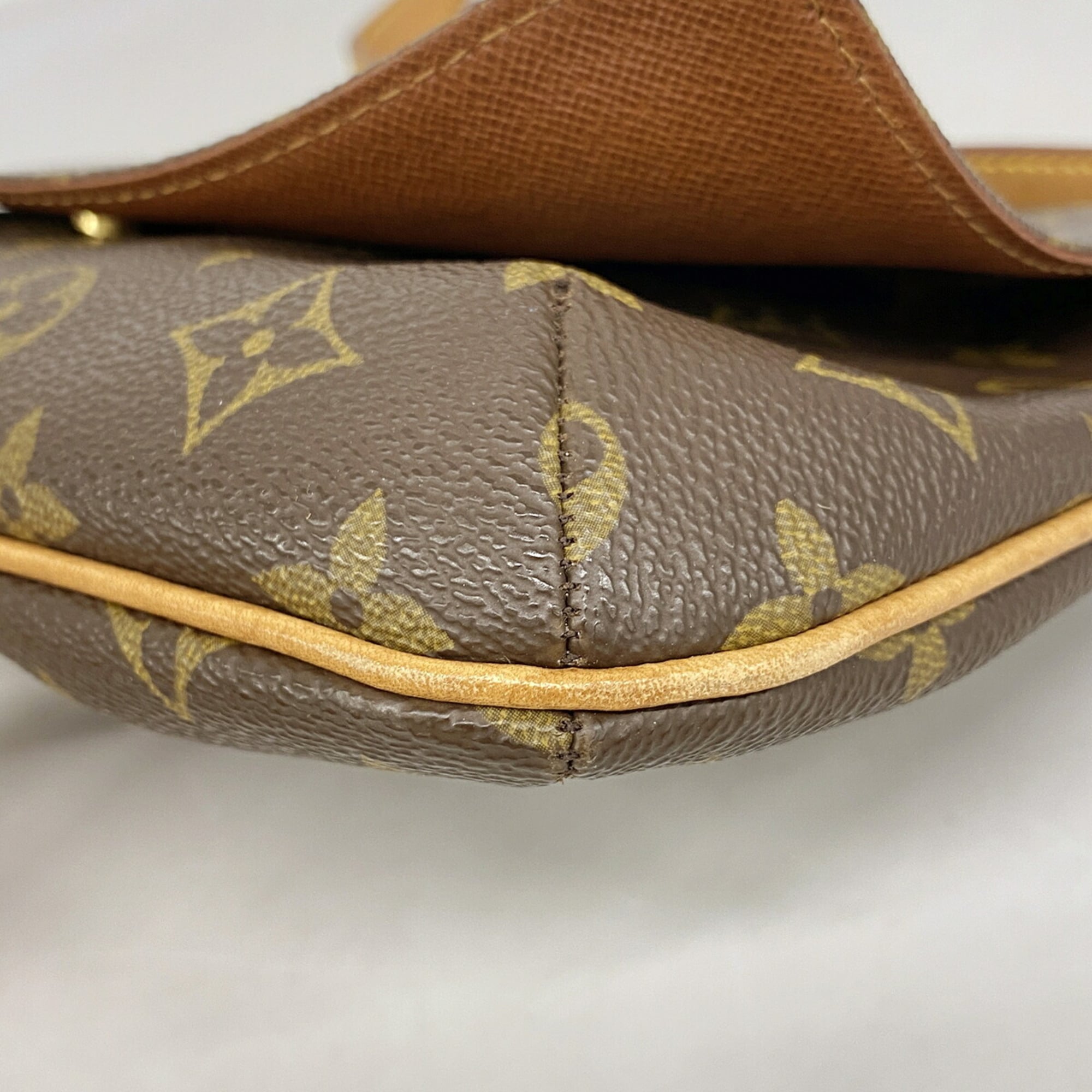 Louis Vuitton Brown Shoulder Bag (Pre-Owned)