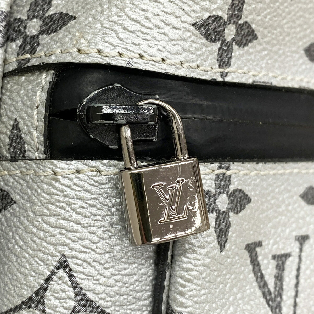 Louis Vuitton Silver Shoulder Bag (Pre-Owned)