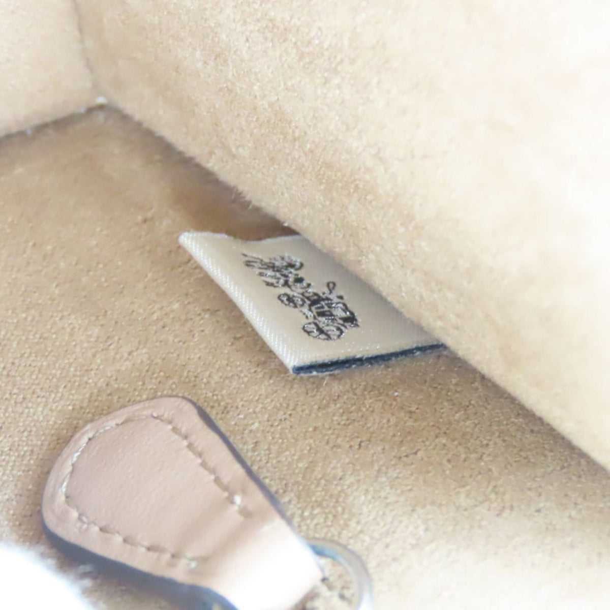Coach Beige Leather Shoulder Bag (Pre-Owned)