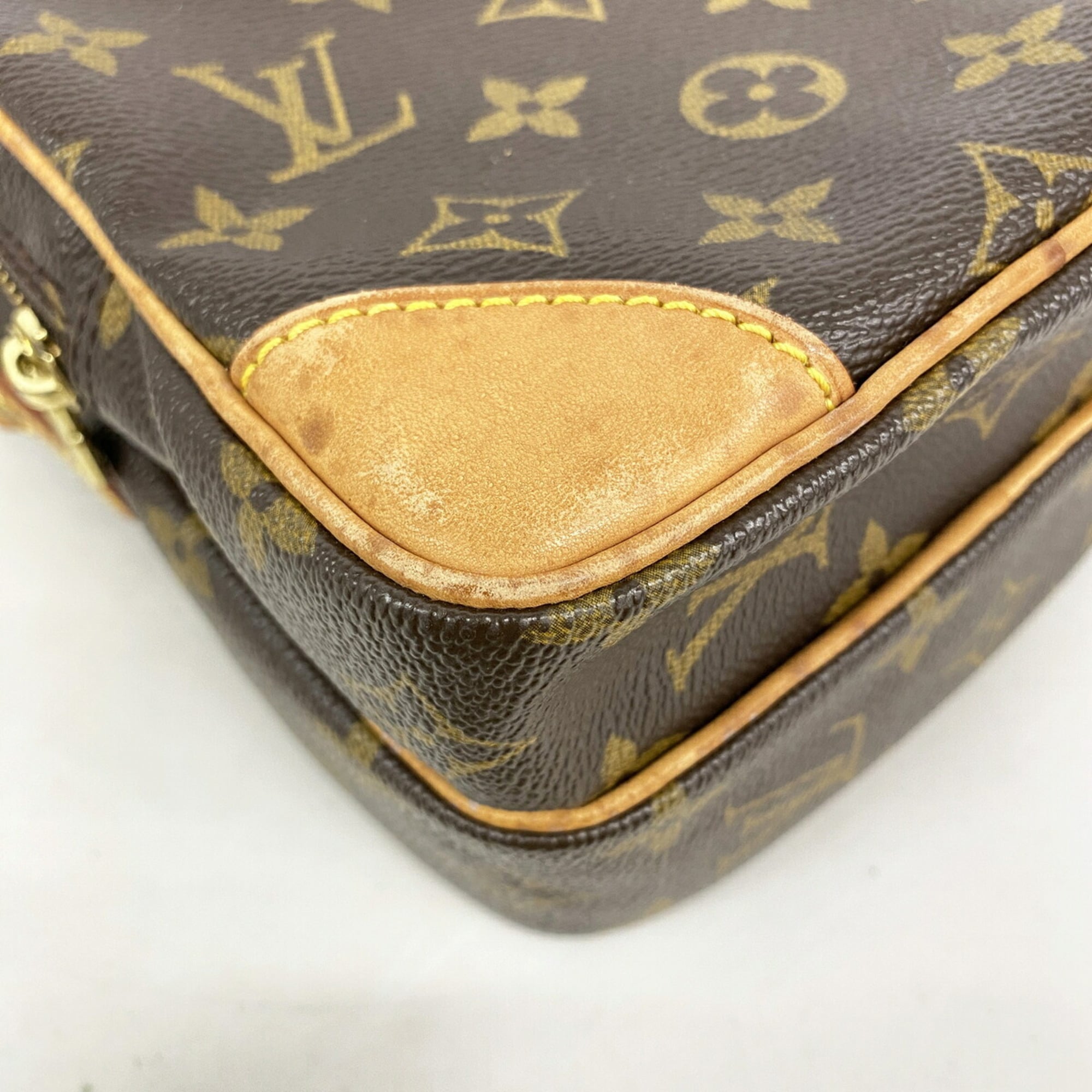 Louis Vuitton Brown Shoulder Bag (Pre-Owned)