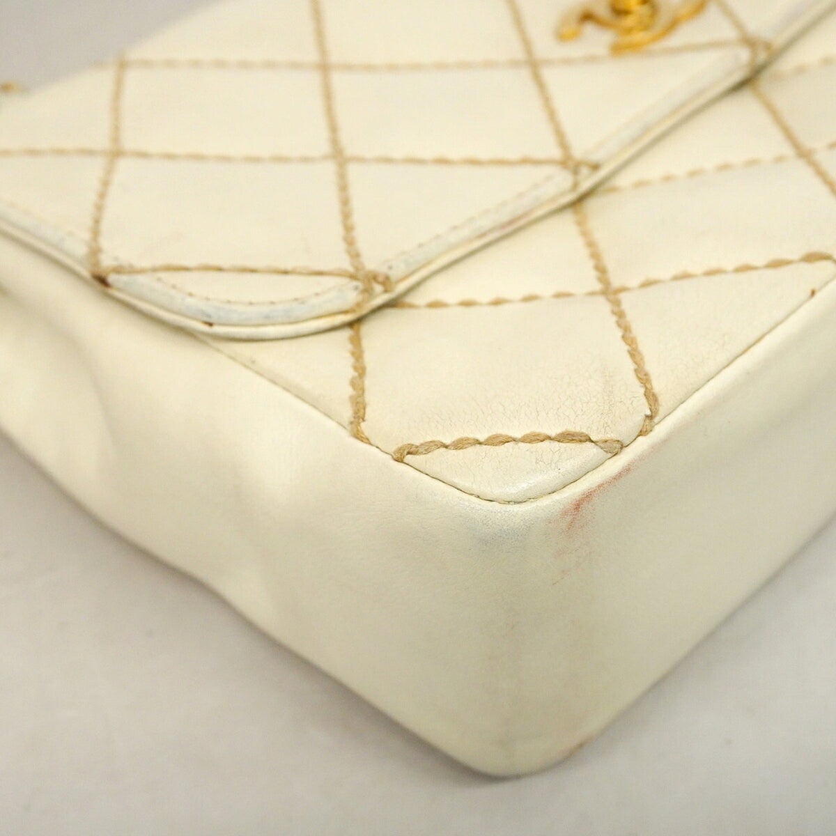 Chanel White Leather Shoulder Bag (Pre-Owned)