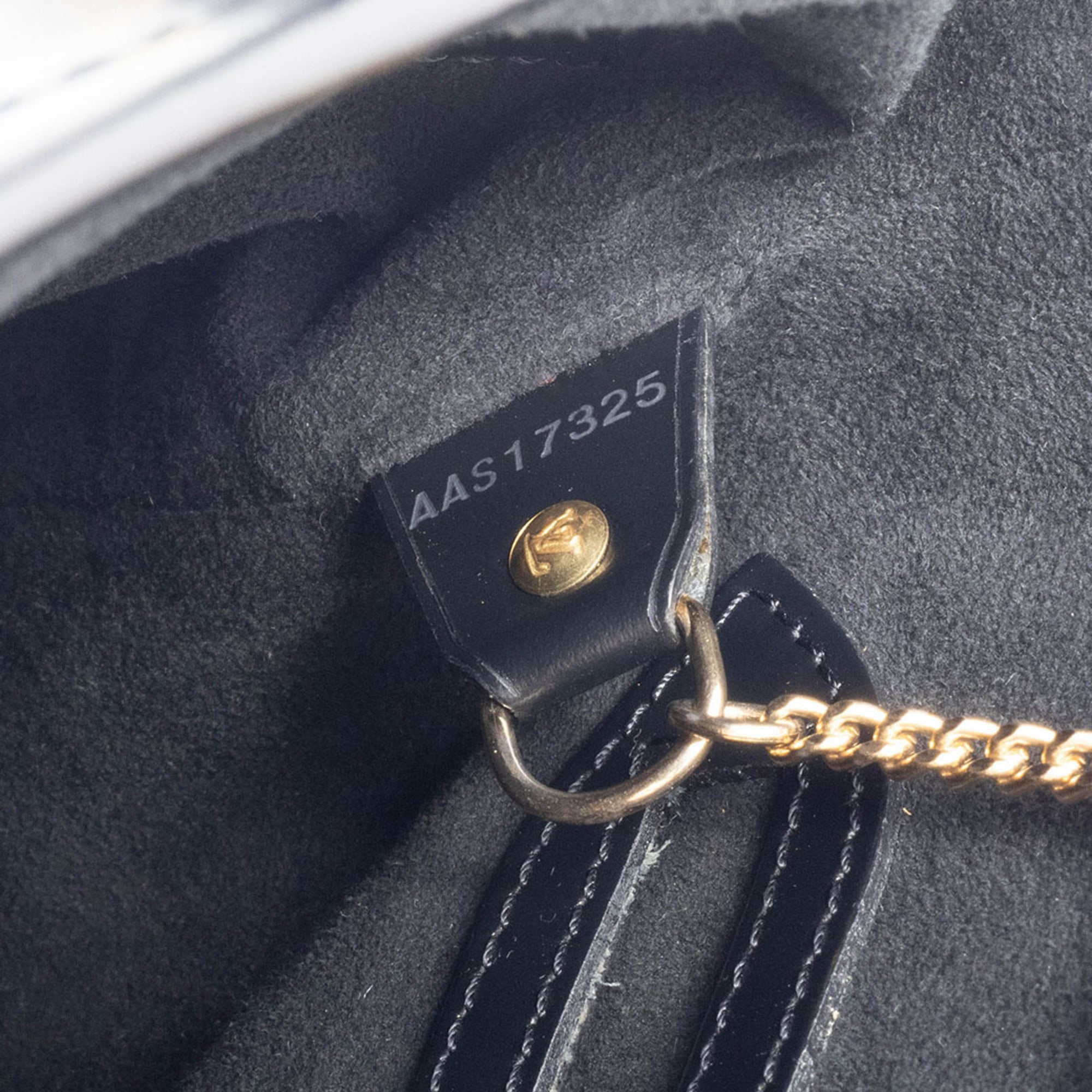 Louis Vuitton Noir Epi Leather Shoulder Bag (Pre-Owned)