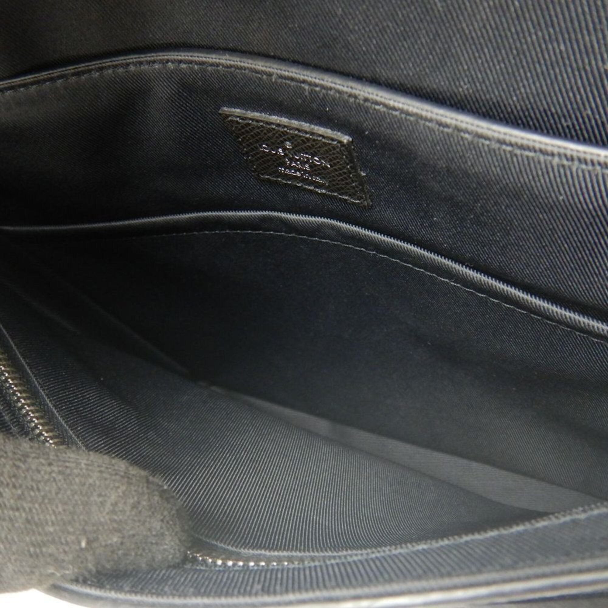 Louis Vuitton Noir Taiga Leather Shoulder Bag (Pre-Owned)