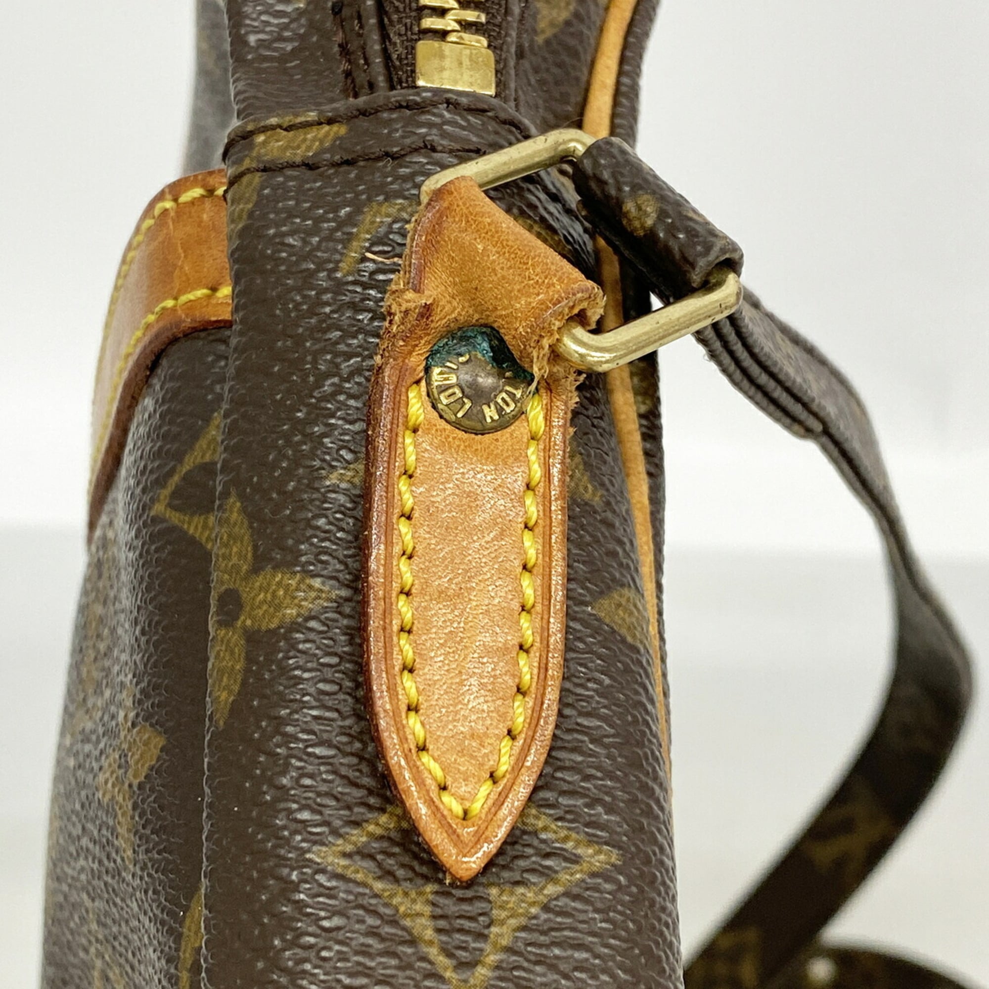 Louis Vuitton Brown Shoulder Bag (Pre-Owned)