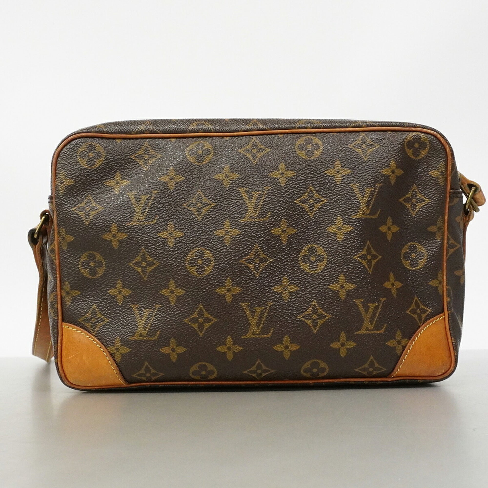 Louis Vuitton Brown Shoulder Bag (Pre-Owned)