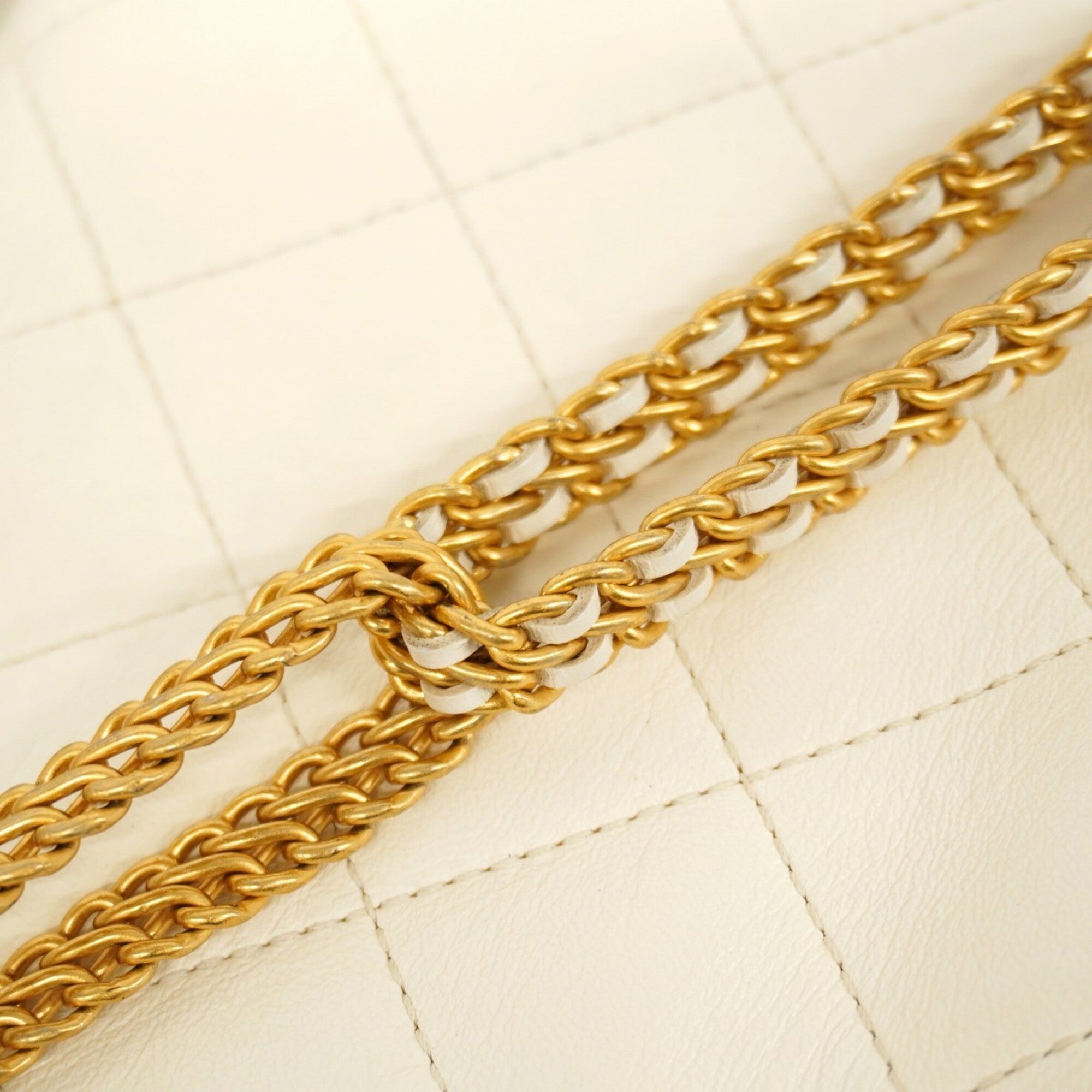 Chanel White Leather Shoulder Bag (Pre-Owned)
