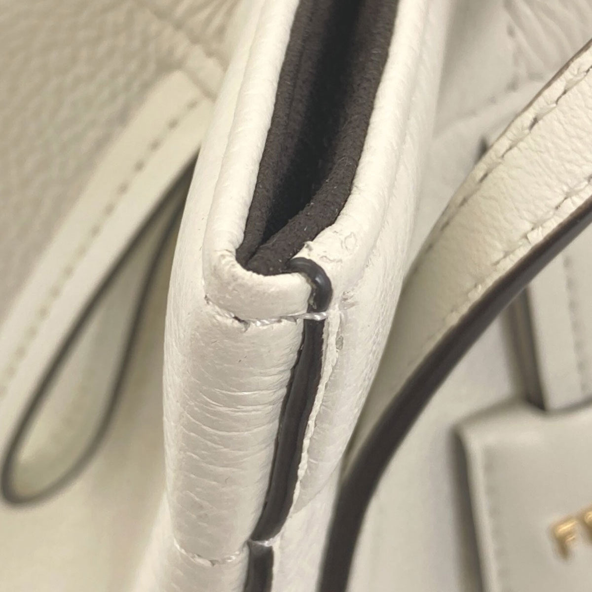Fendi White Leather Shoulder Bag (Pre-Owned)