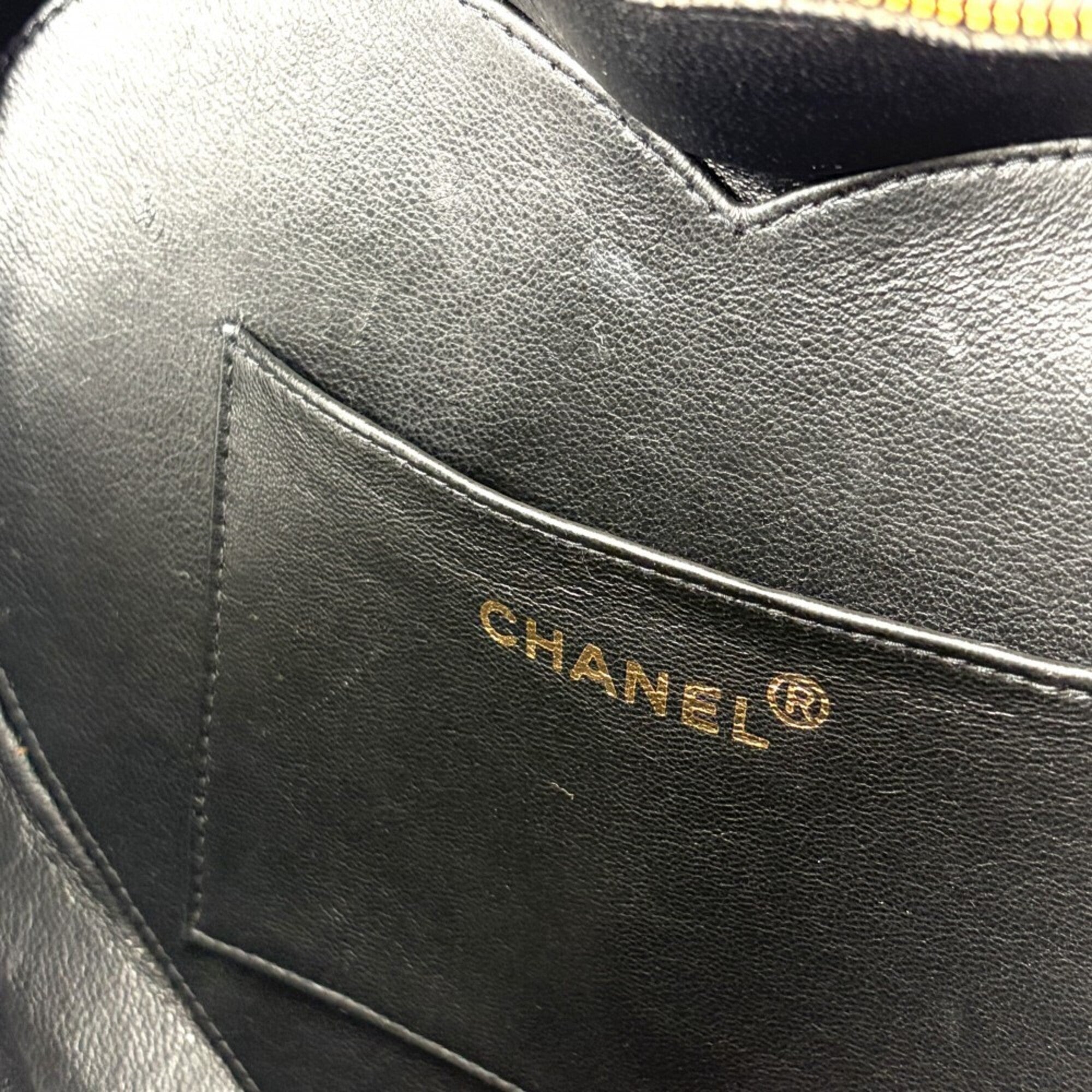 Chanel Matelasse Black Patent Leather Handbag (Pre-Owned)