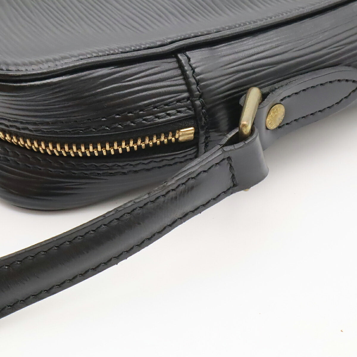 Louis Vuitton Black Noir Epi Leather Pochette Shoulder Bag (Pre-Owned)