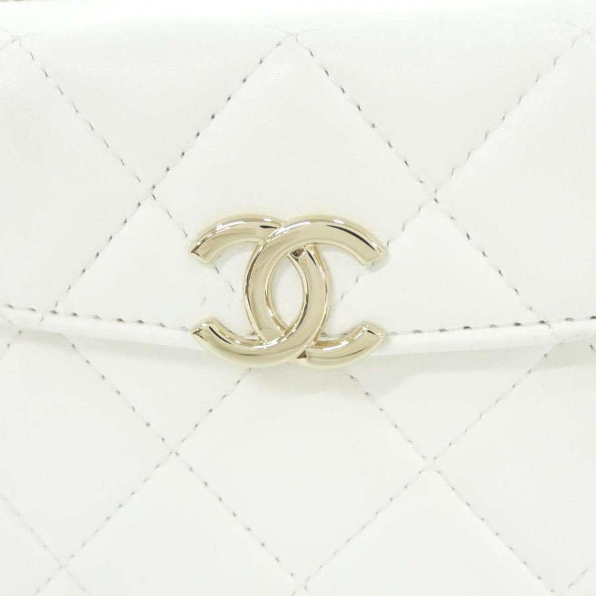 Chanel White Leather Shoulder Bag (Pre-Owned)