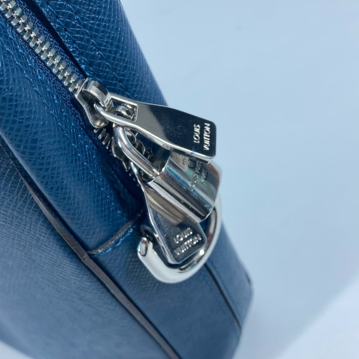 Louis Vuitton Navy Ocean Taiga Leather Briefcase Handbag (Pre-Owned)