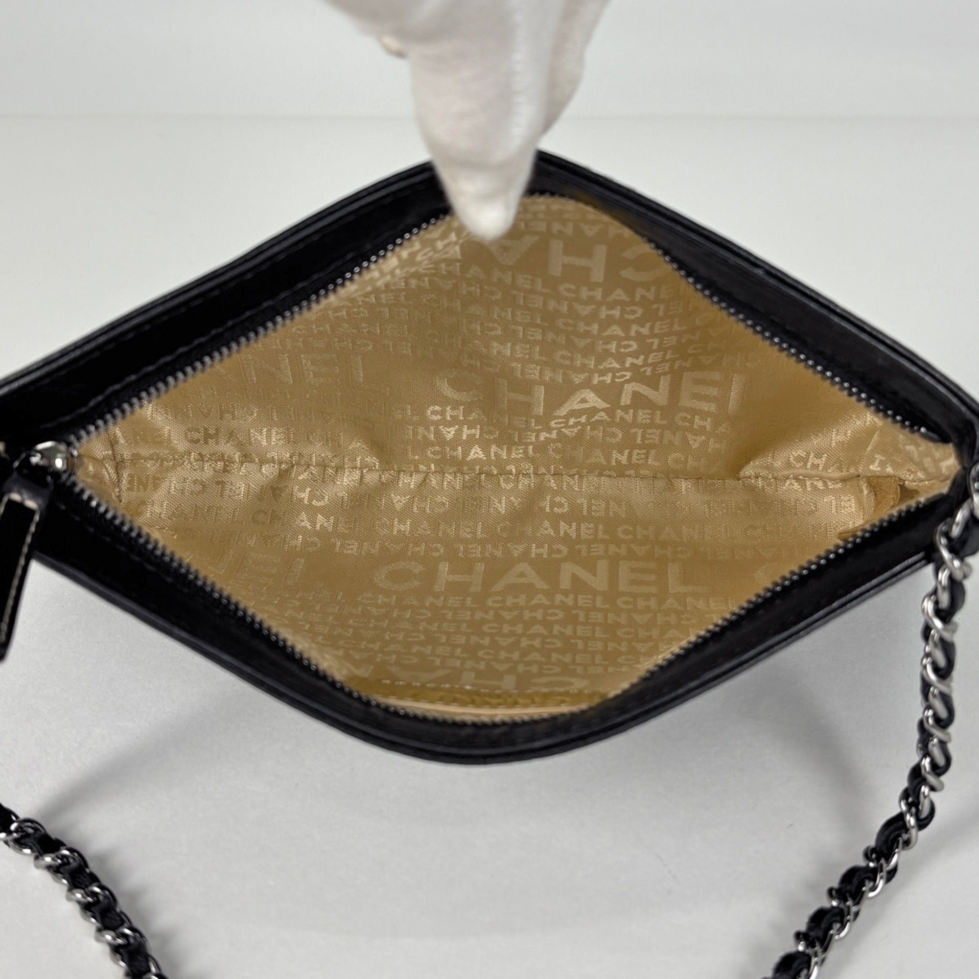 Chanel Black Leather Handbag Pouch (Pre-Owned)