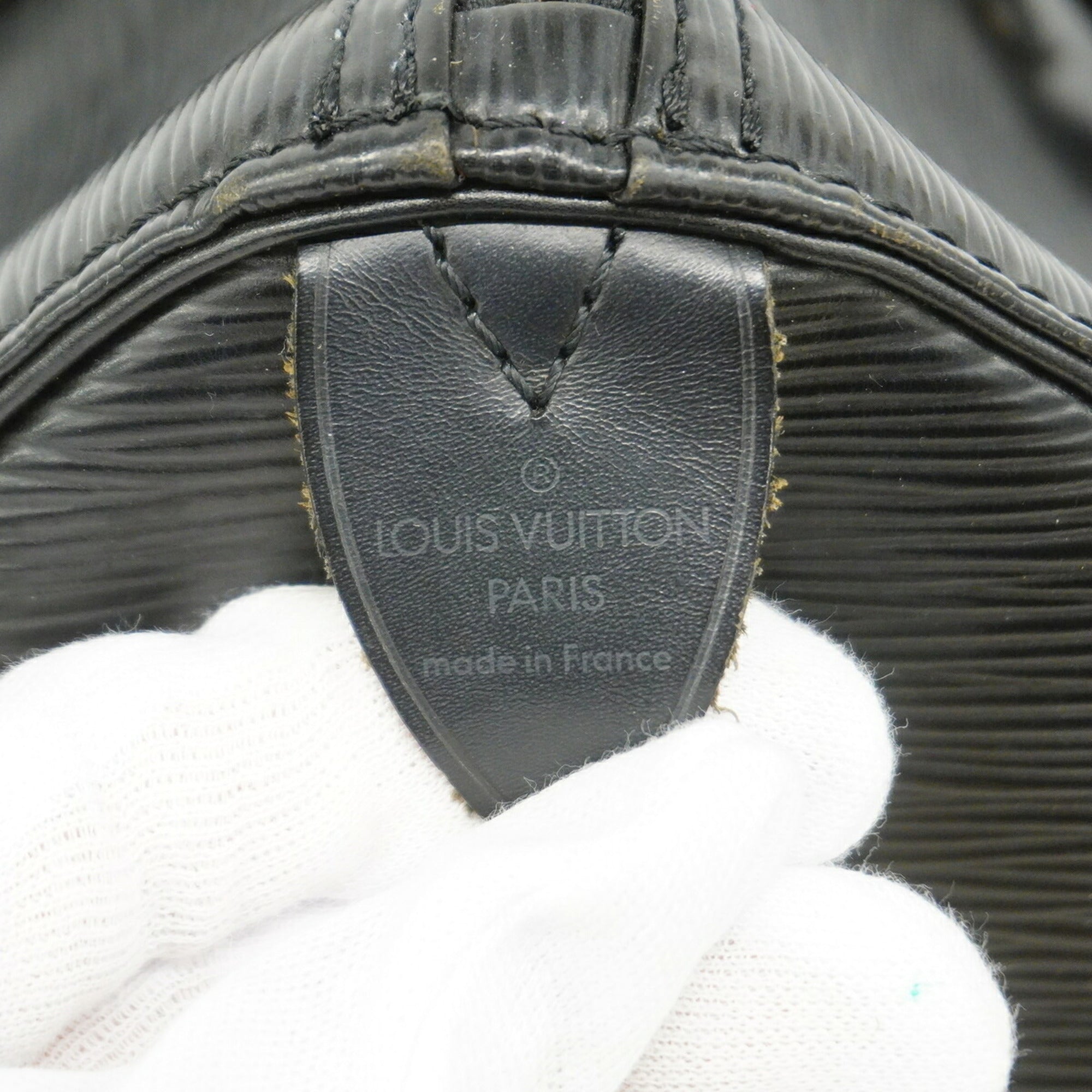 Louis Vuitton Noir Handbag (Pre-Owned)
