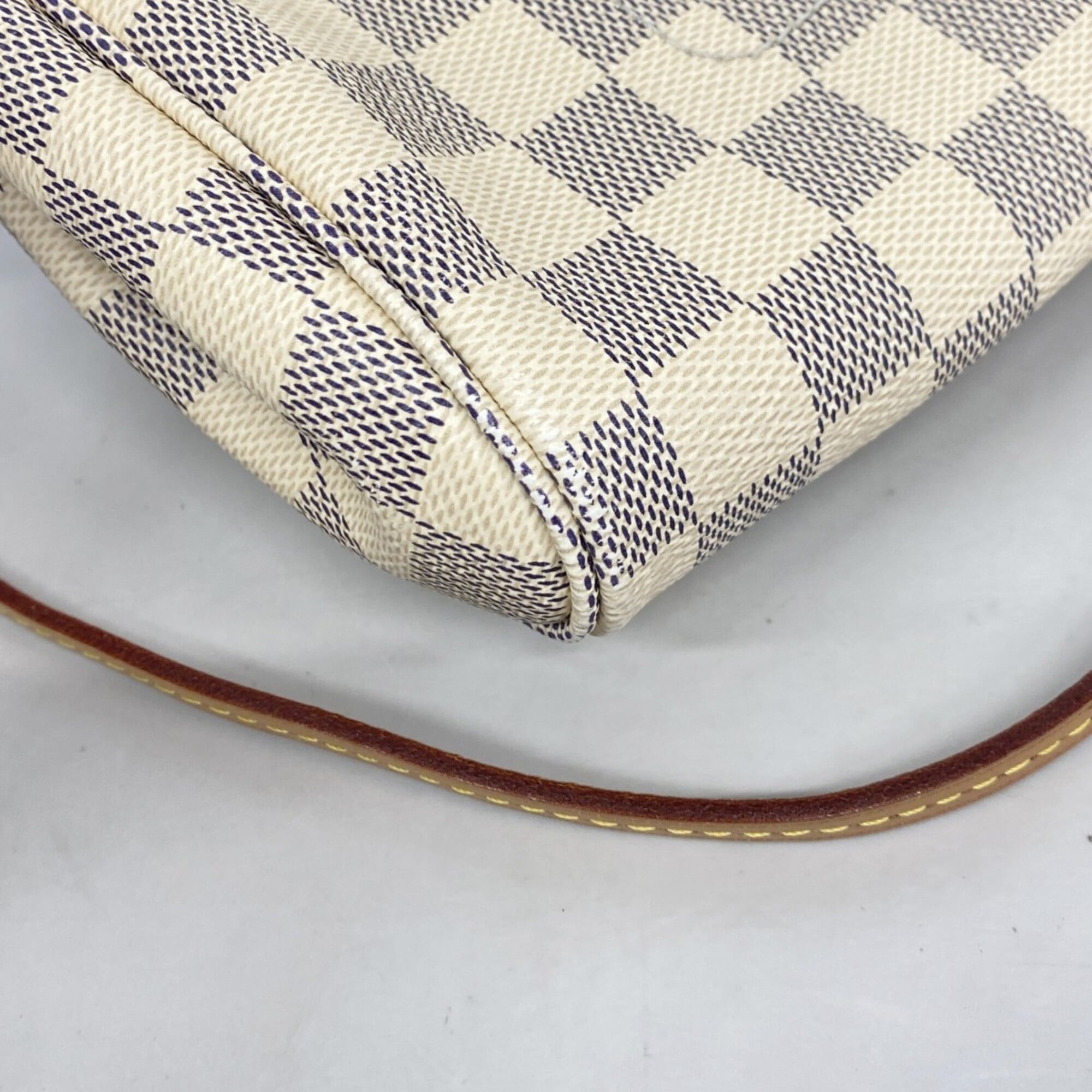 Louis Vuitton White Shoulder Bag (Pre-Owned)
