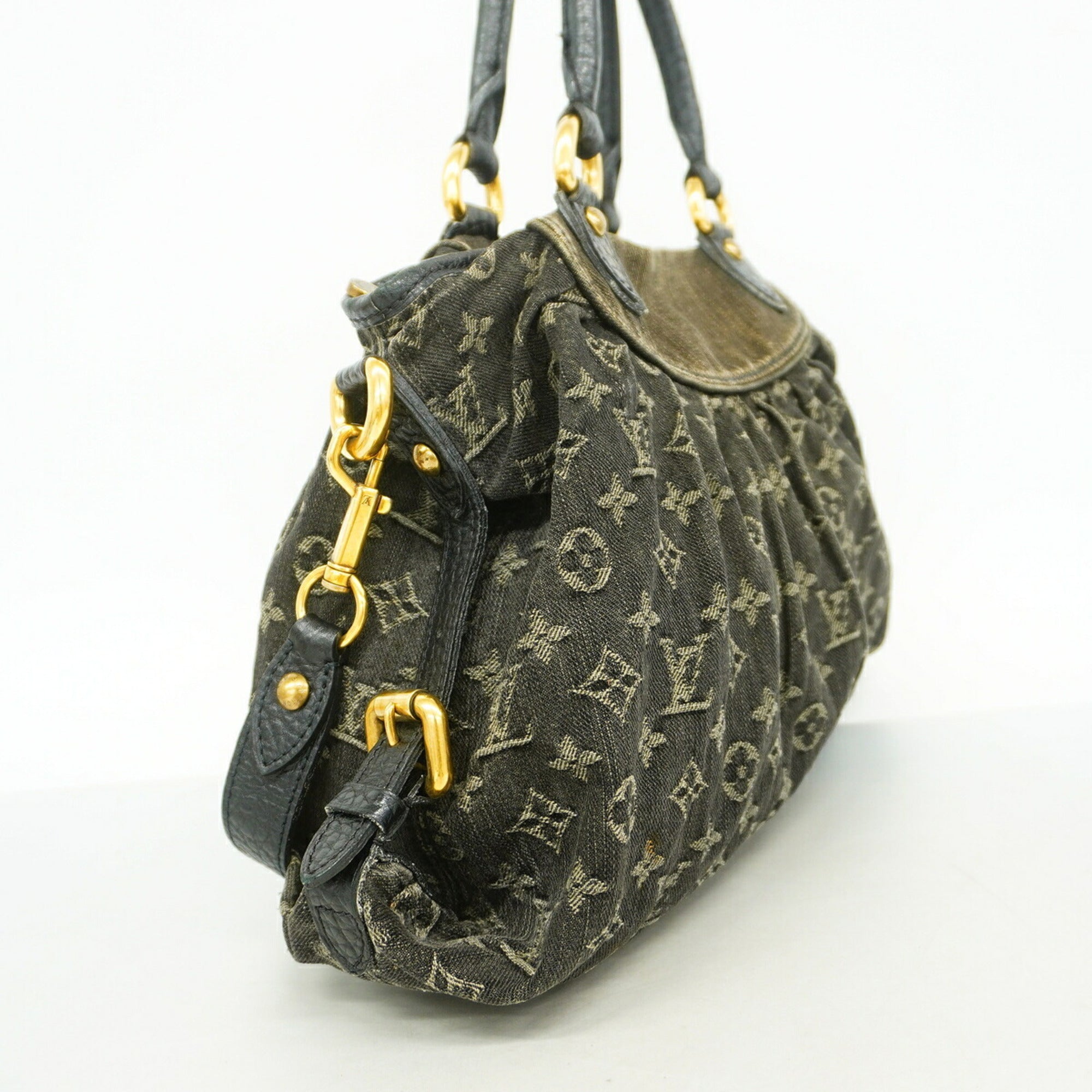 Louis Vuitton Noir Handbag (Pre-Owned)